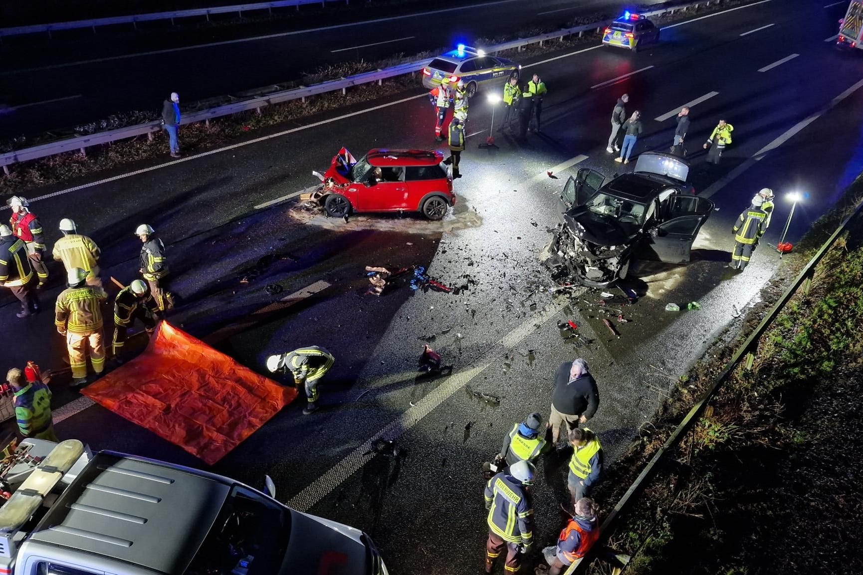 Die Einsatzkräfte fanden ein Trümmerfeld vor, laut Reporterangaben lag ein herausgeschleuderter Kindersitz auf der Fahrbahn.