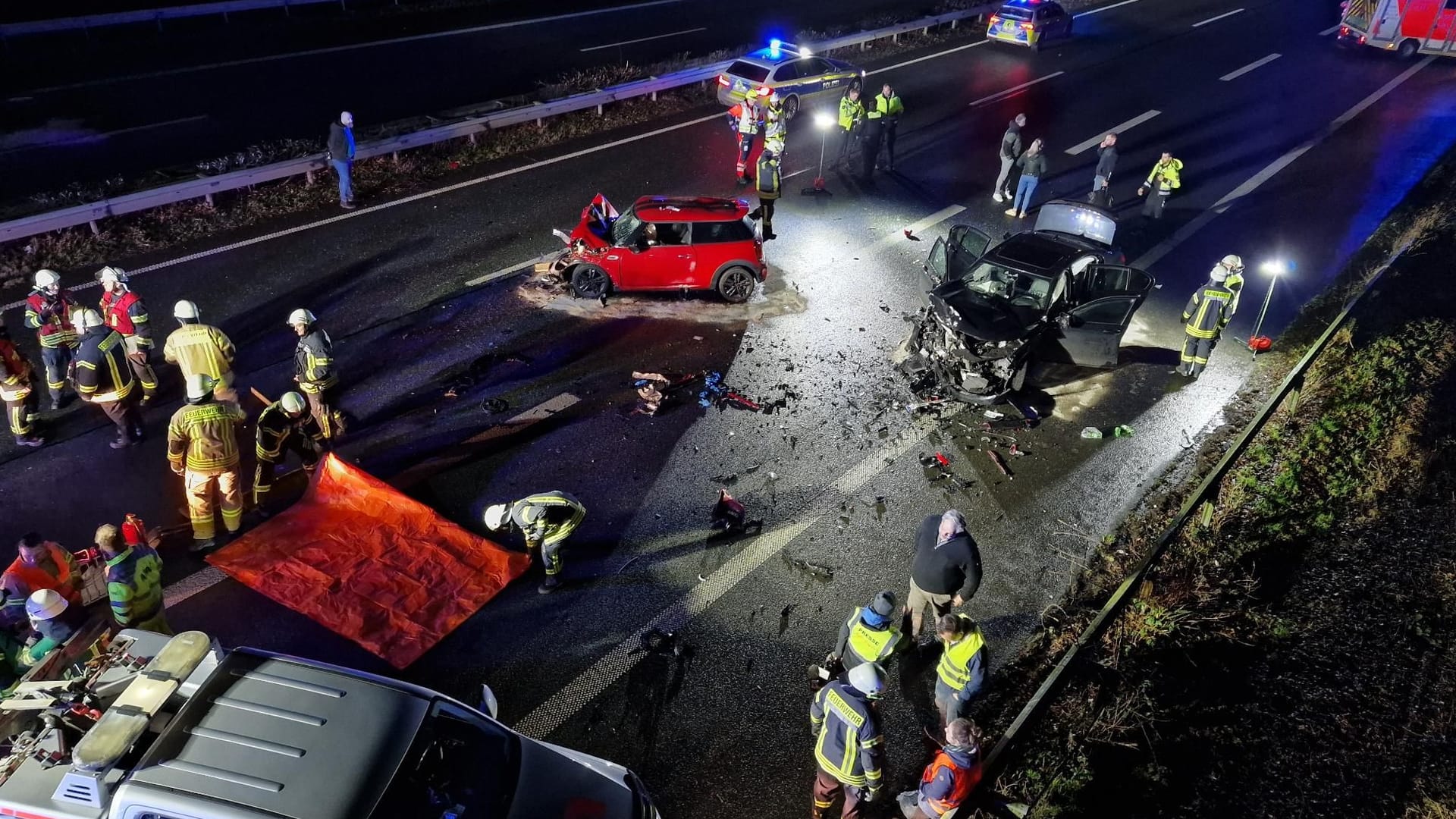 Die Einsatzkräfte fanden ein Trümmerfeld vor, laut Reporterangaben lag ein herausgeschleuderter Kindersitz auf der Fahrbahn.