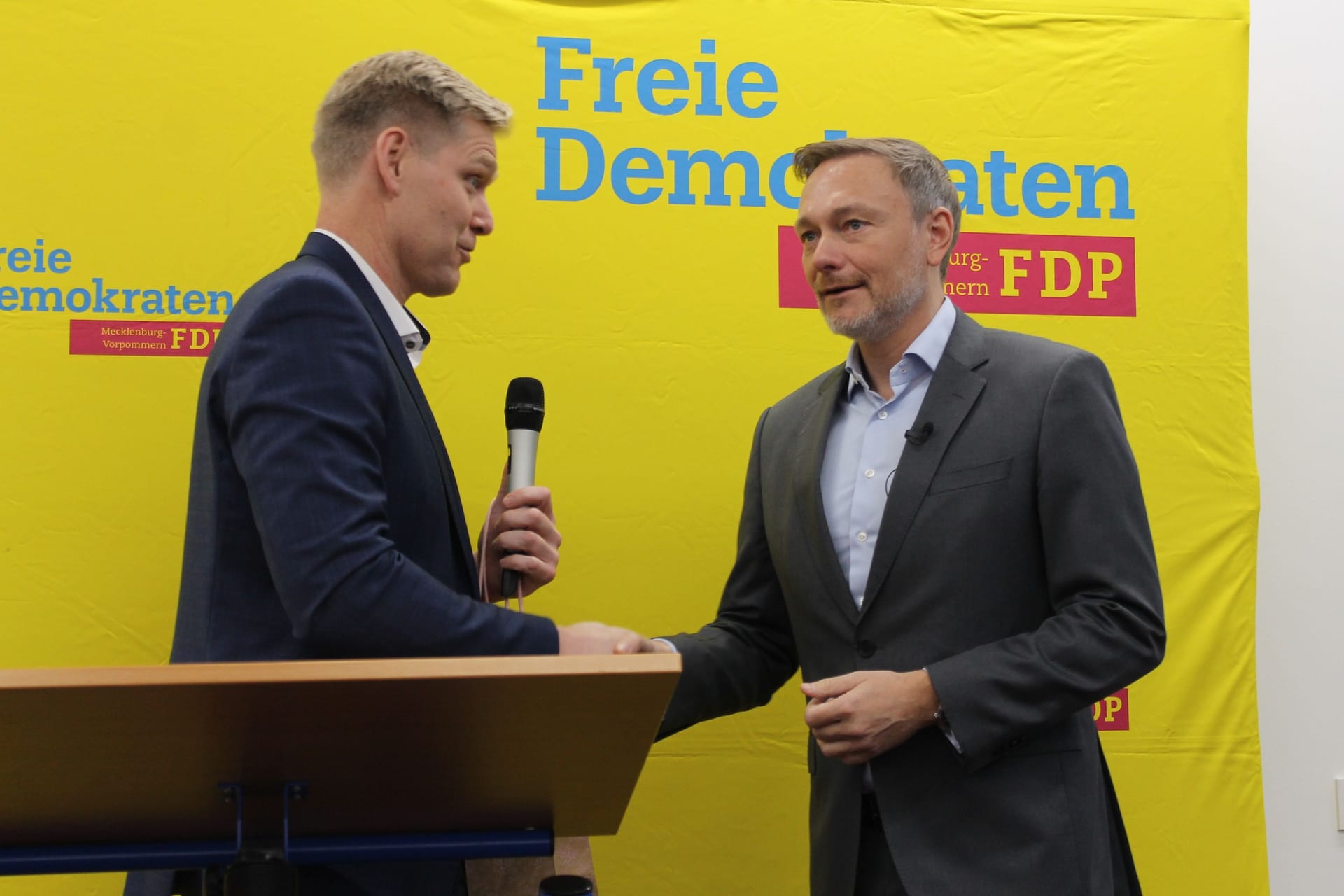 Christian Bartelt begrüßt Christian Lindner: Die Atmosphäre ist herzlich.
