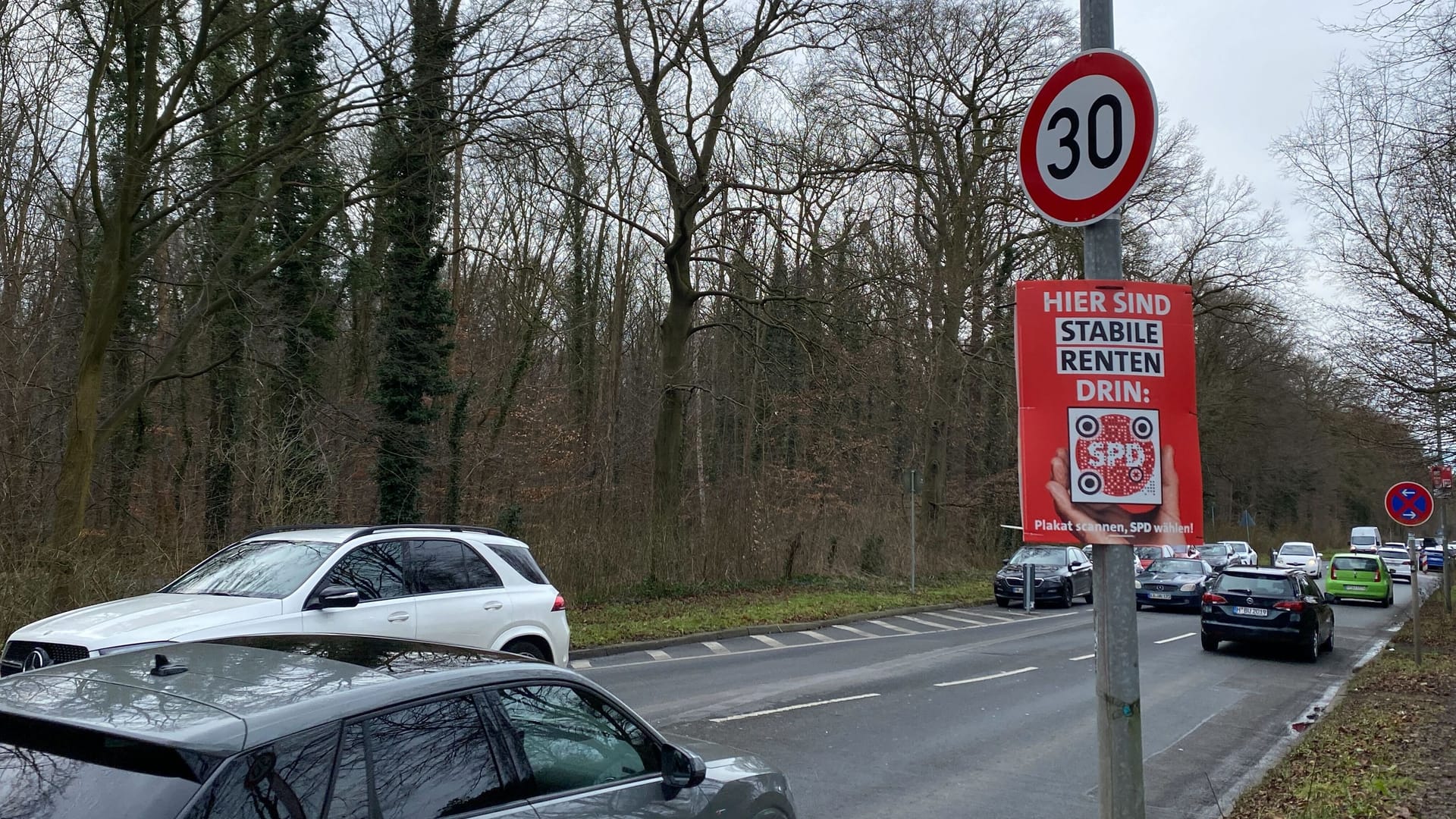 Auf der Walderseestraße gilt vom Lister Turm bis fast zur Hermann-Bahlsen-Allee Tempo 30.