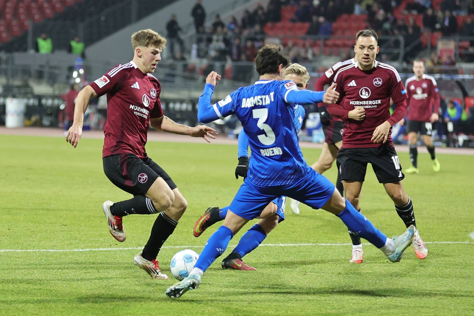 Umkämpft: Szene im Spiel zwischen dem 1. FC Nürnberg und Darmstadt 98.