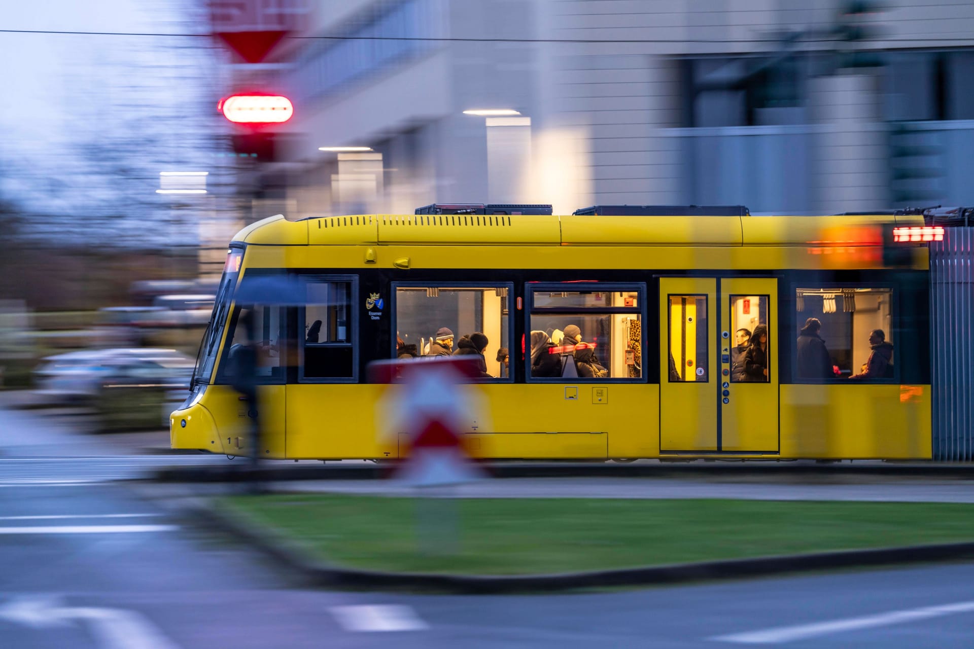 Straßenbahn unterwegs in Essen (Symbolfoto): Wegen eines Unfalls im Ostviertel ist der Straßenbahn-Verkehr in der Stadt am Dienstagmorgen zum Erliegen gekommen.