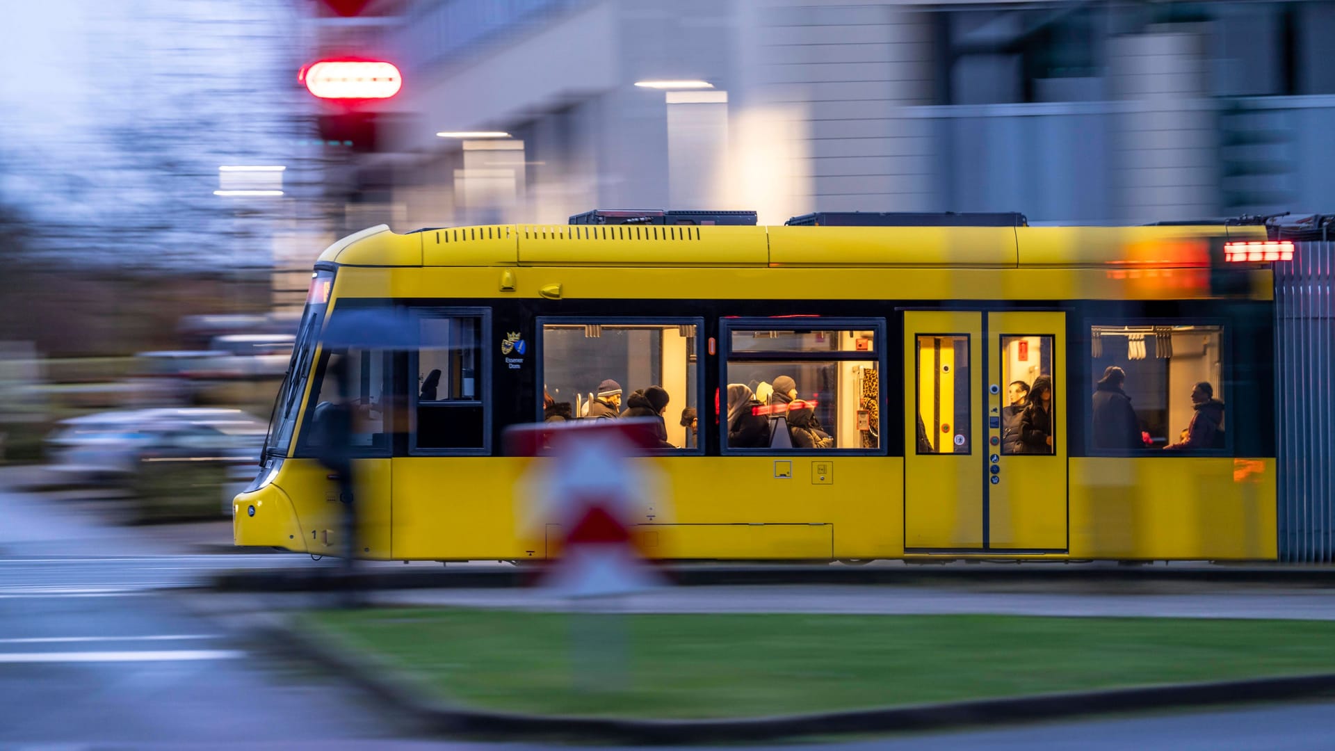 Straßenbahn unterwegs in Essen (Symbolfoto): Wegen eines Unfalls im Ostviertel ist der Straßenbahn-Verkehr in der Stadt am Dienstagmorgen zum Erliegen gekommen.