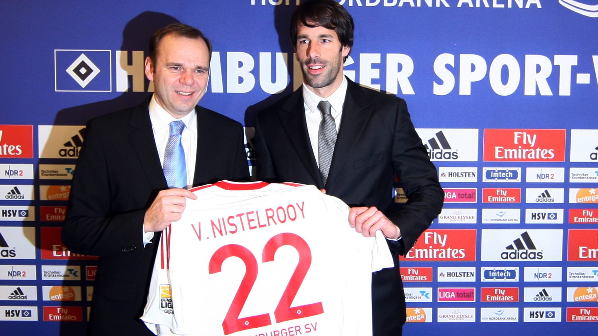 Der damalige HSV-Boss Bernd Hoffmann (l.) und Ruud van Nistelrooy halten das erste Hamburger Trikot des Stürmers hoch.