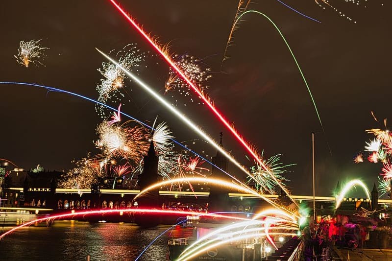 Feuerwerkskörper gehen an Silvester hinter der Oberbaumbrücke in den Nachthimmel hoch.