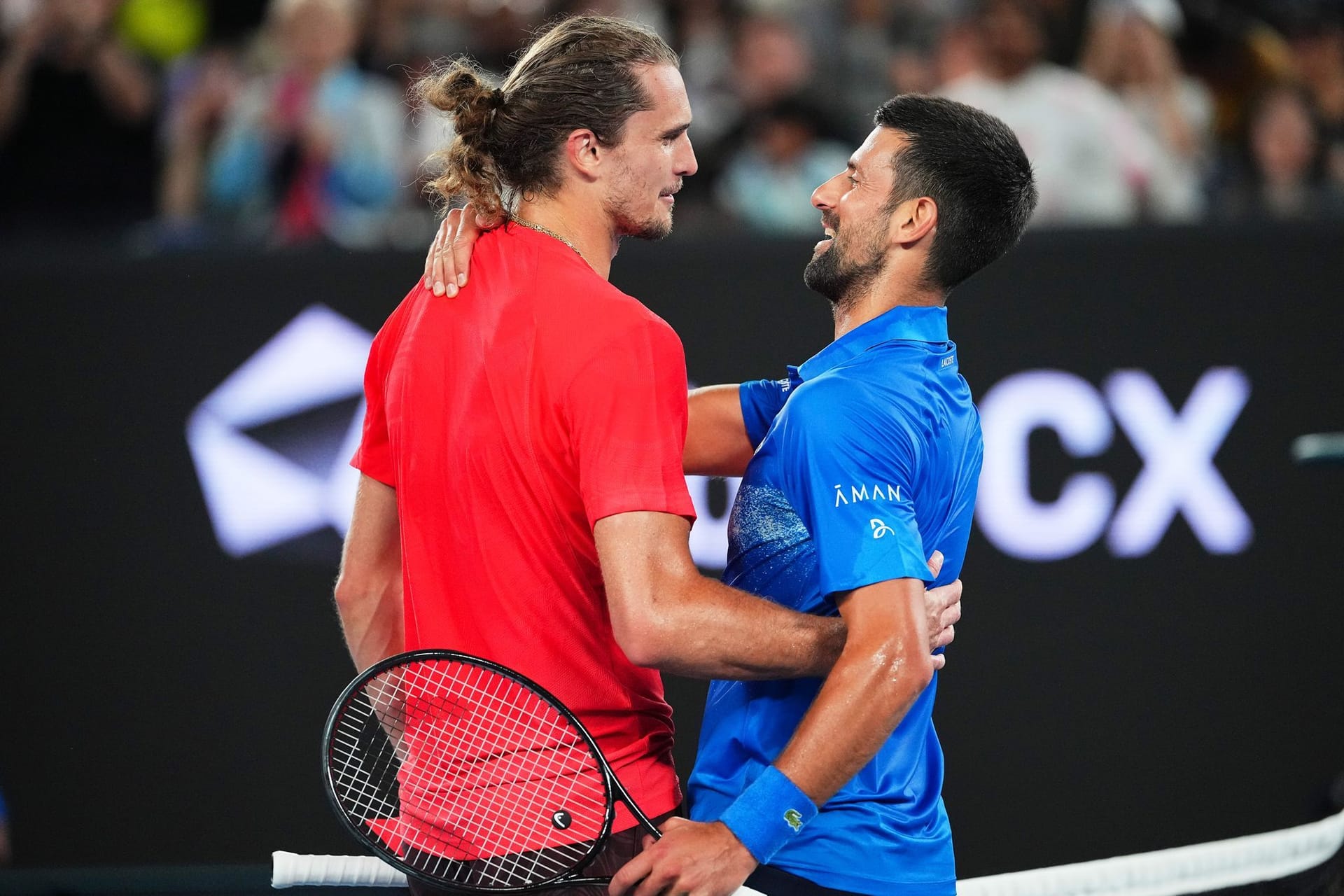 Alexander Zverev (l) und Novak Djokovic