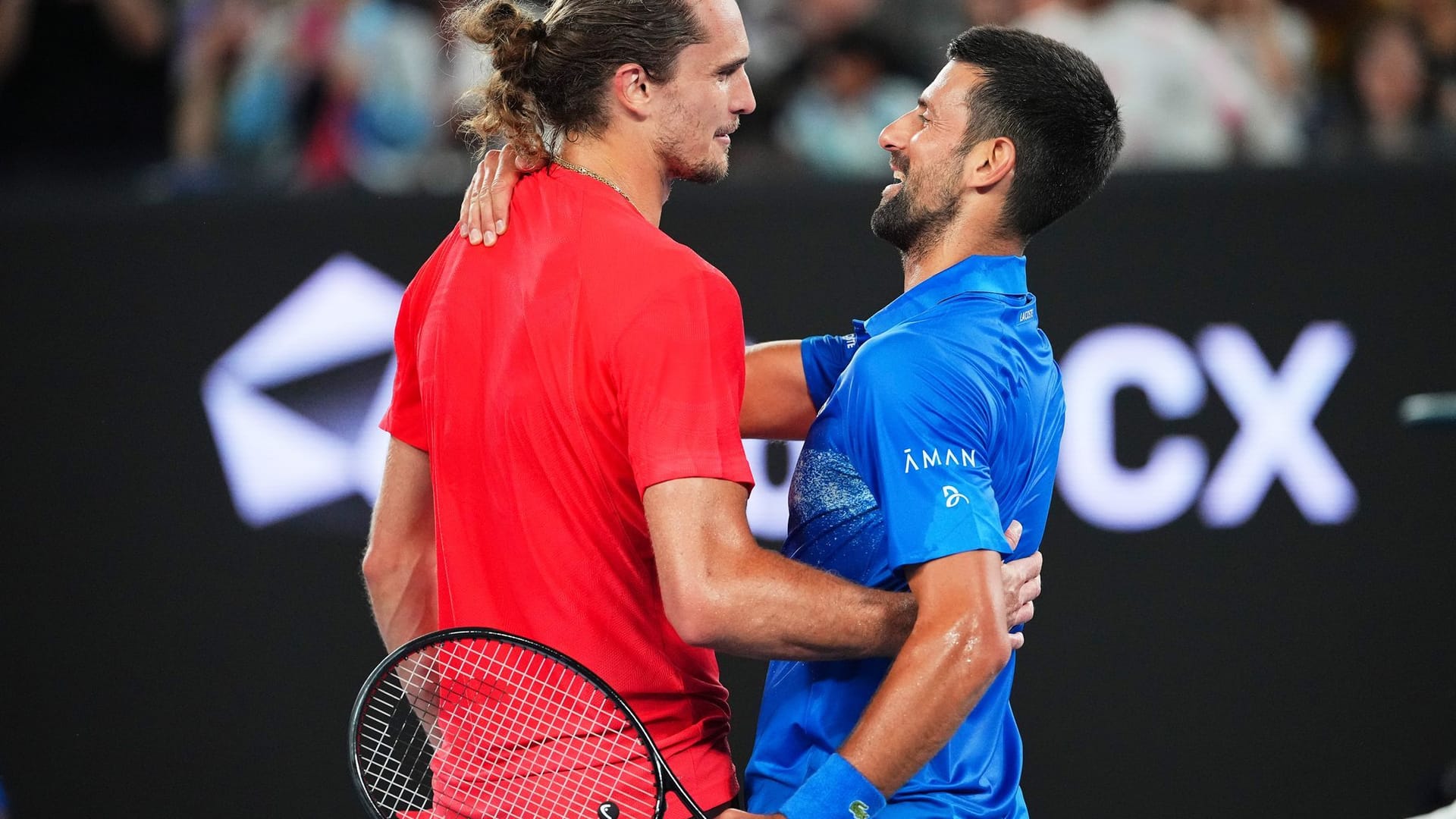 Alexander Zverev (l) und Novak Djokovic