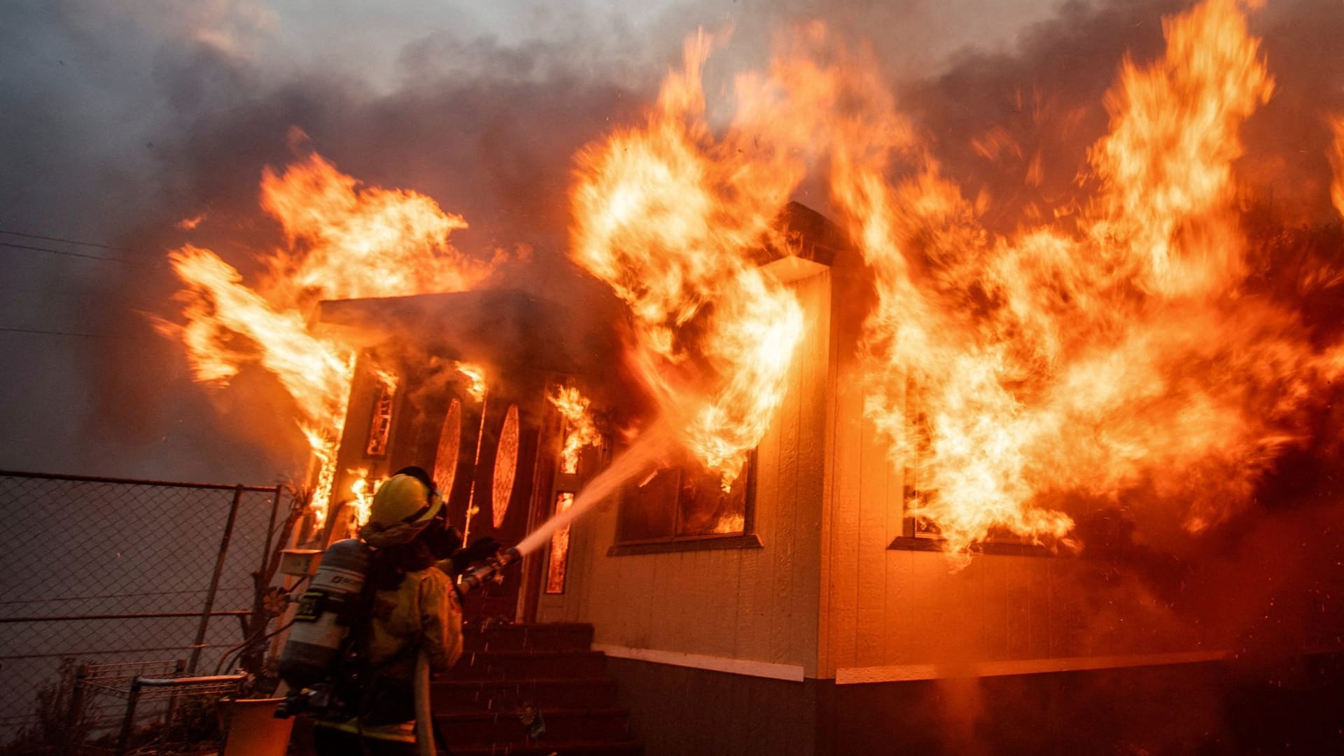 Aufnahme vom Dienstag: Ein Feuerwehrmann kämpft gegen die Flammen.