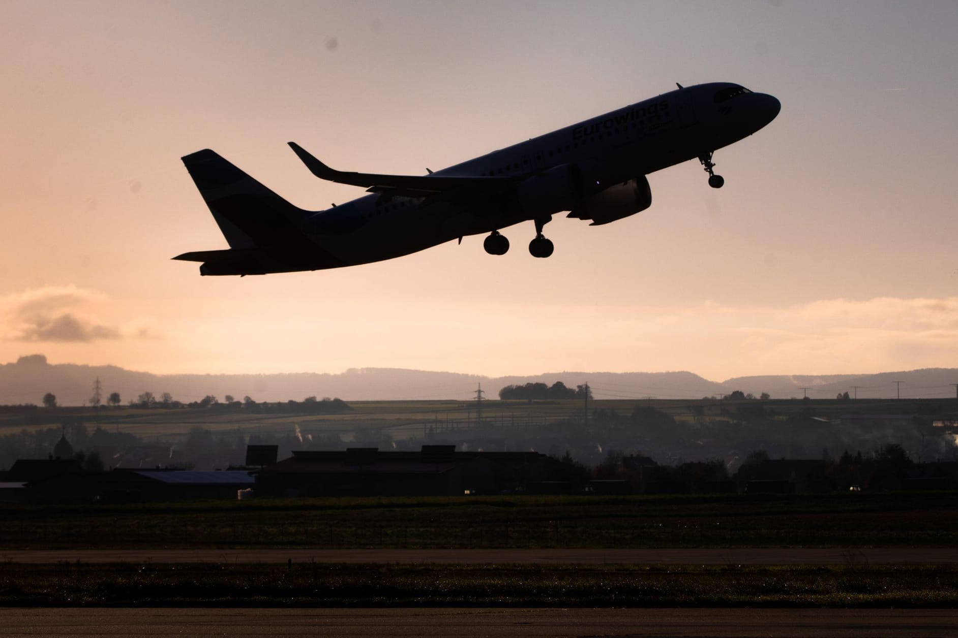 Flugzeug startet am Flughafen Stuttgart