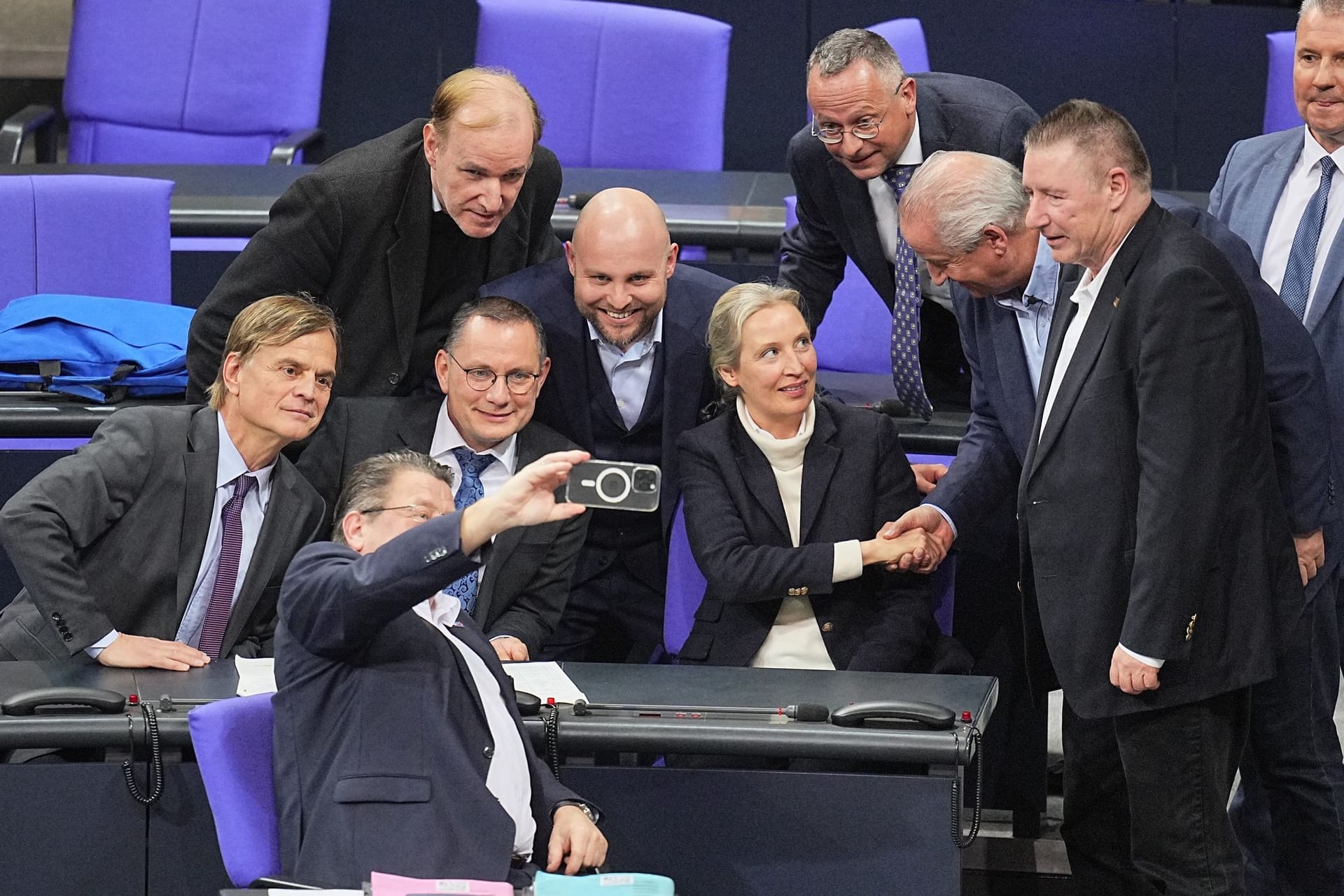 Bundestag - AfD feiert Abstimmungsergebnis zu Migrationspolitik