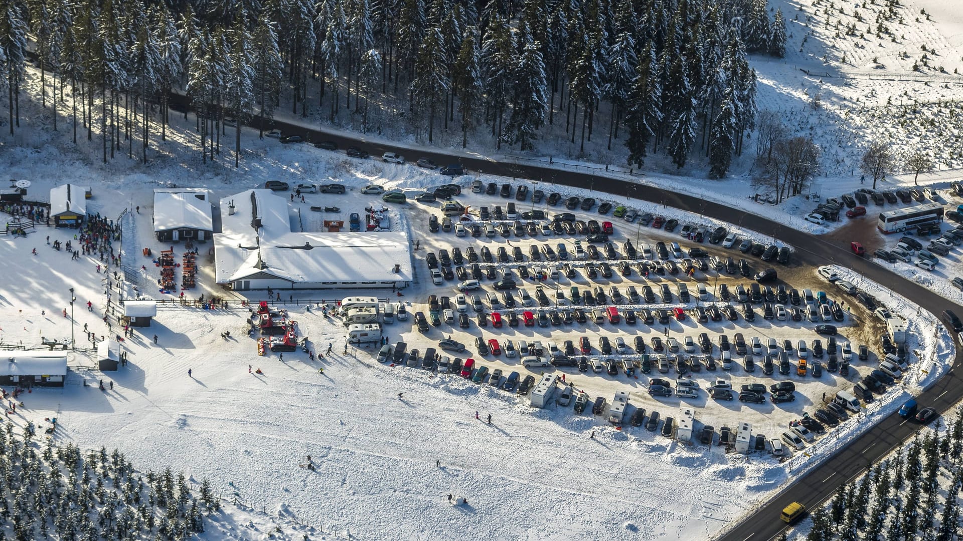 Der Parkplatz am Skilift in Winterberg.