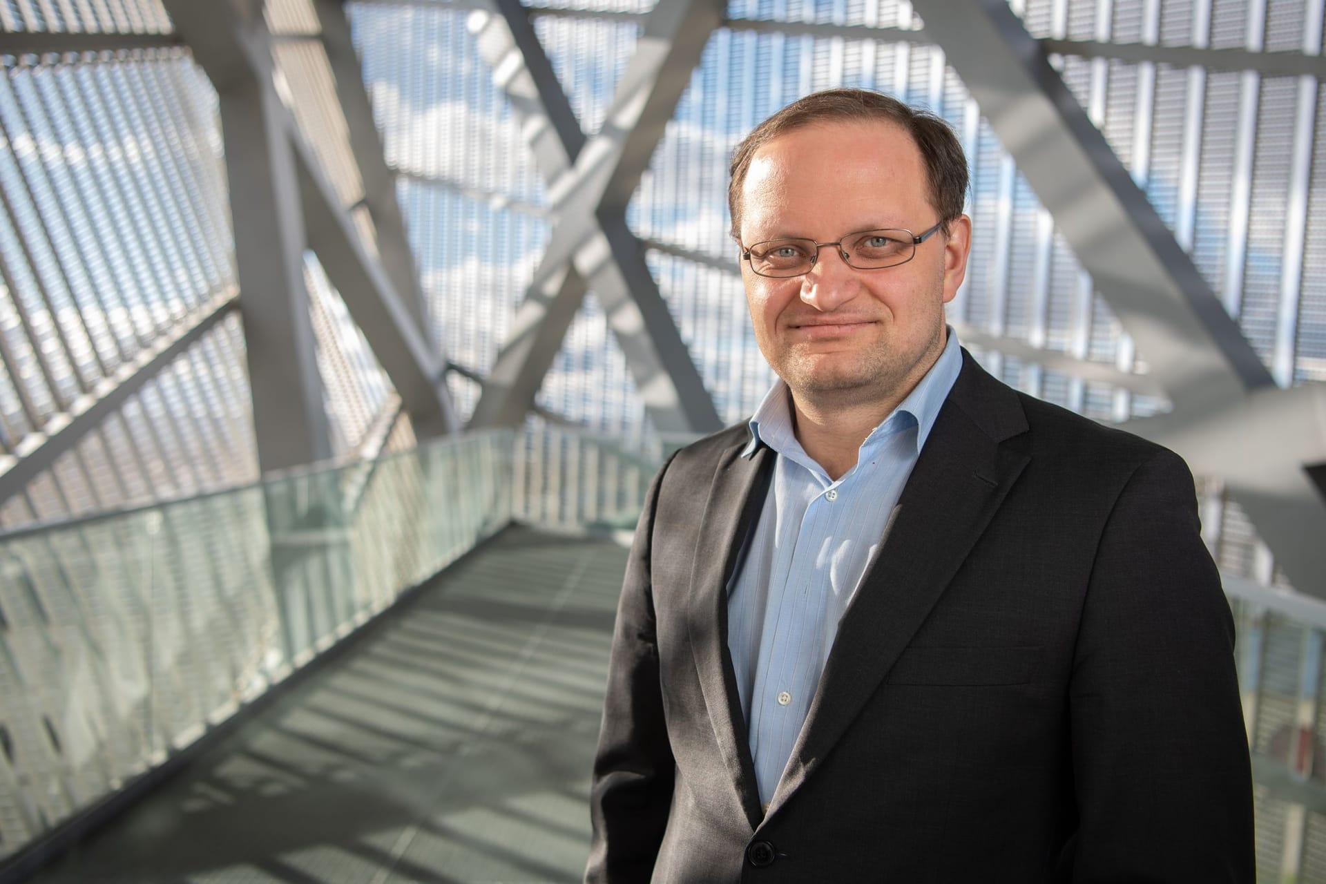 Jens Wehner, Kurator im Militär Historischen Museum Dresden, steht im sogenannten Libeskind Keil.