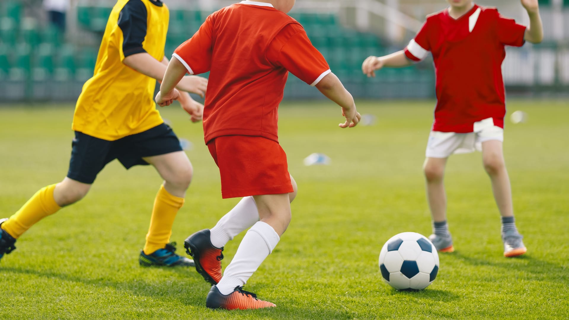 Kinder spielen Fußball (Symbolbild): Für die Winterferien gibt es ein breit gefächertes Programm in der Stadt.