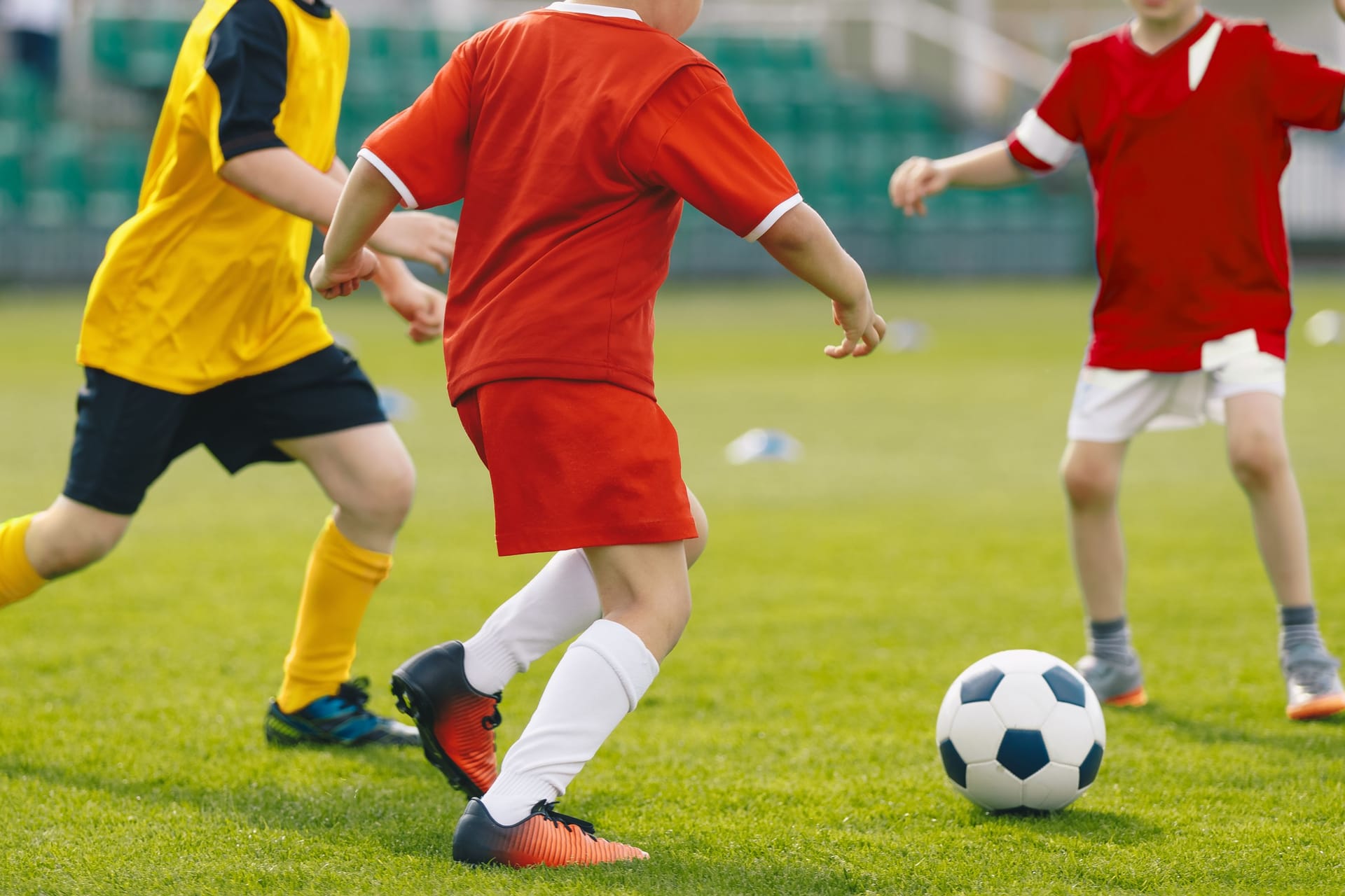 Kinder spielen Fußball (Symbolbild): Für die Winterferien gibt es ein breit gefächertes Programm in der Stadt.