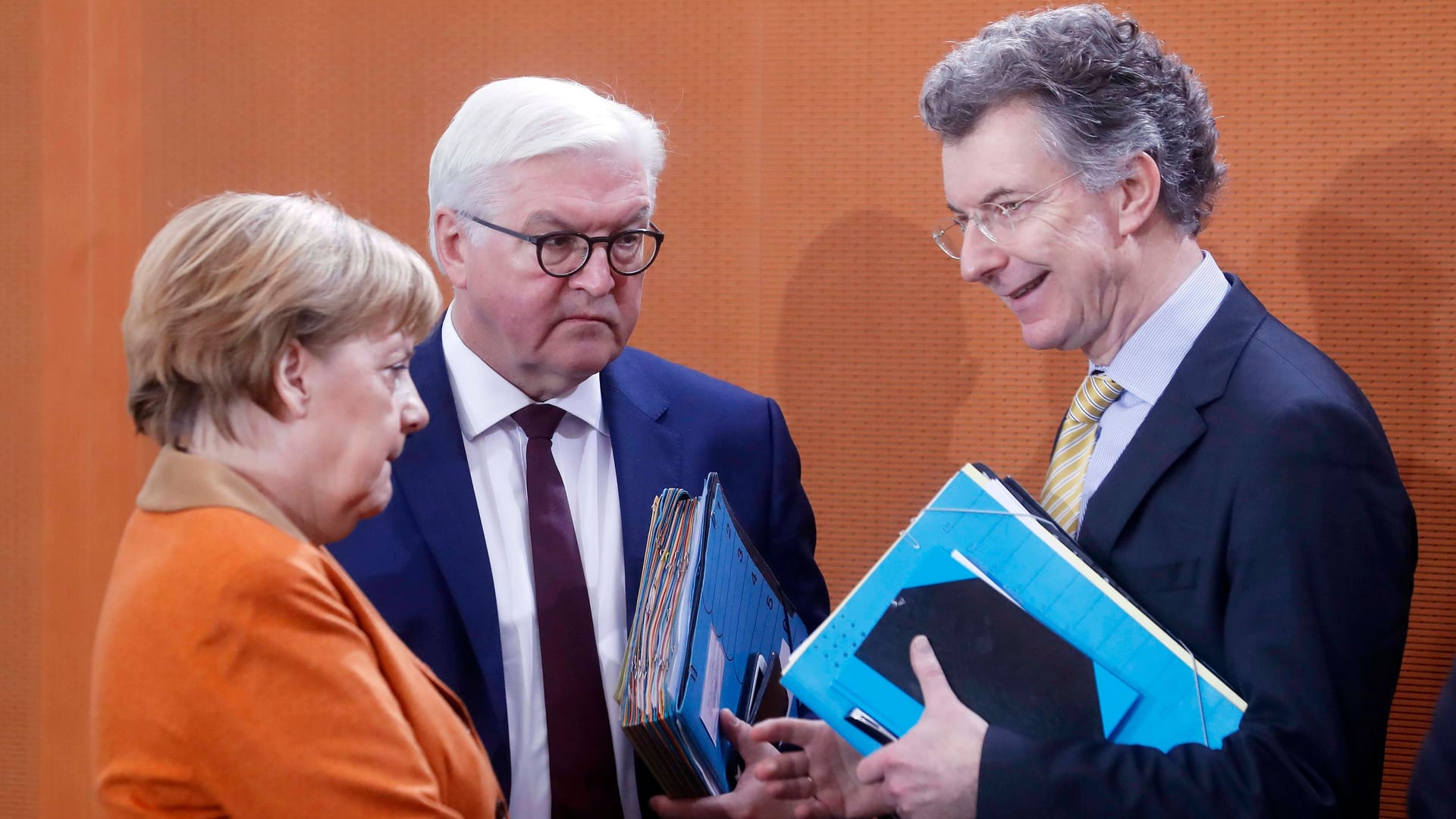 Heusgen mit Merkel und dem damaligen Außenminister Frank-Walter Steinmeier (Archivbild): Der Vorsitzende der Münchner Sicherheitskonferenz wirbt für mehr Zusammenarbeit in Europa.