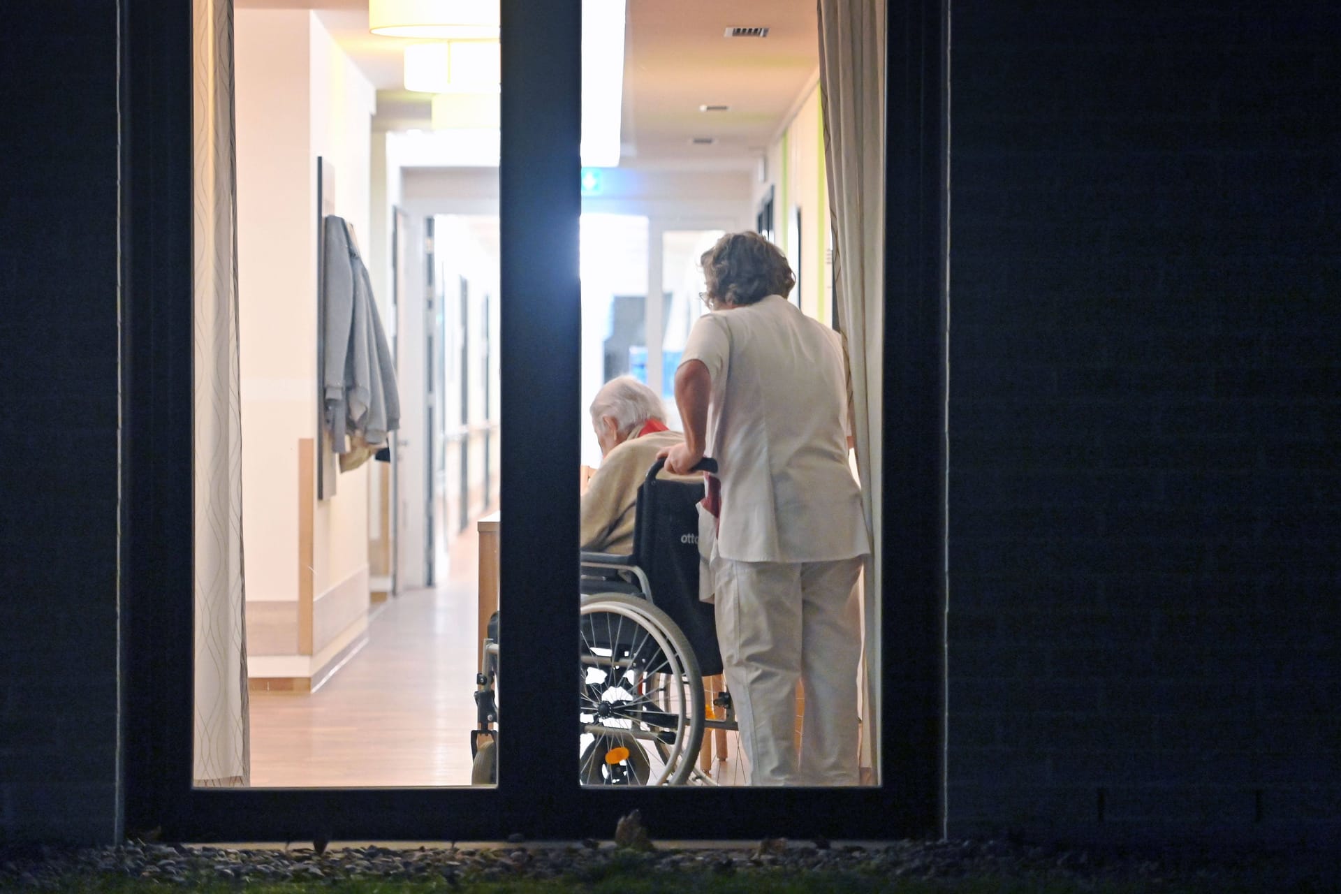 Pflegekraft in einem Altenheim (Symbolfoto): In Bayern ermittelt jetzt die Polizei.