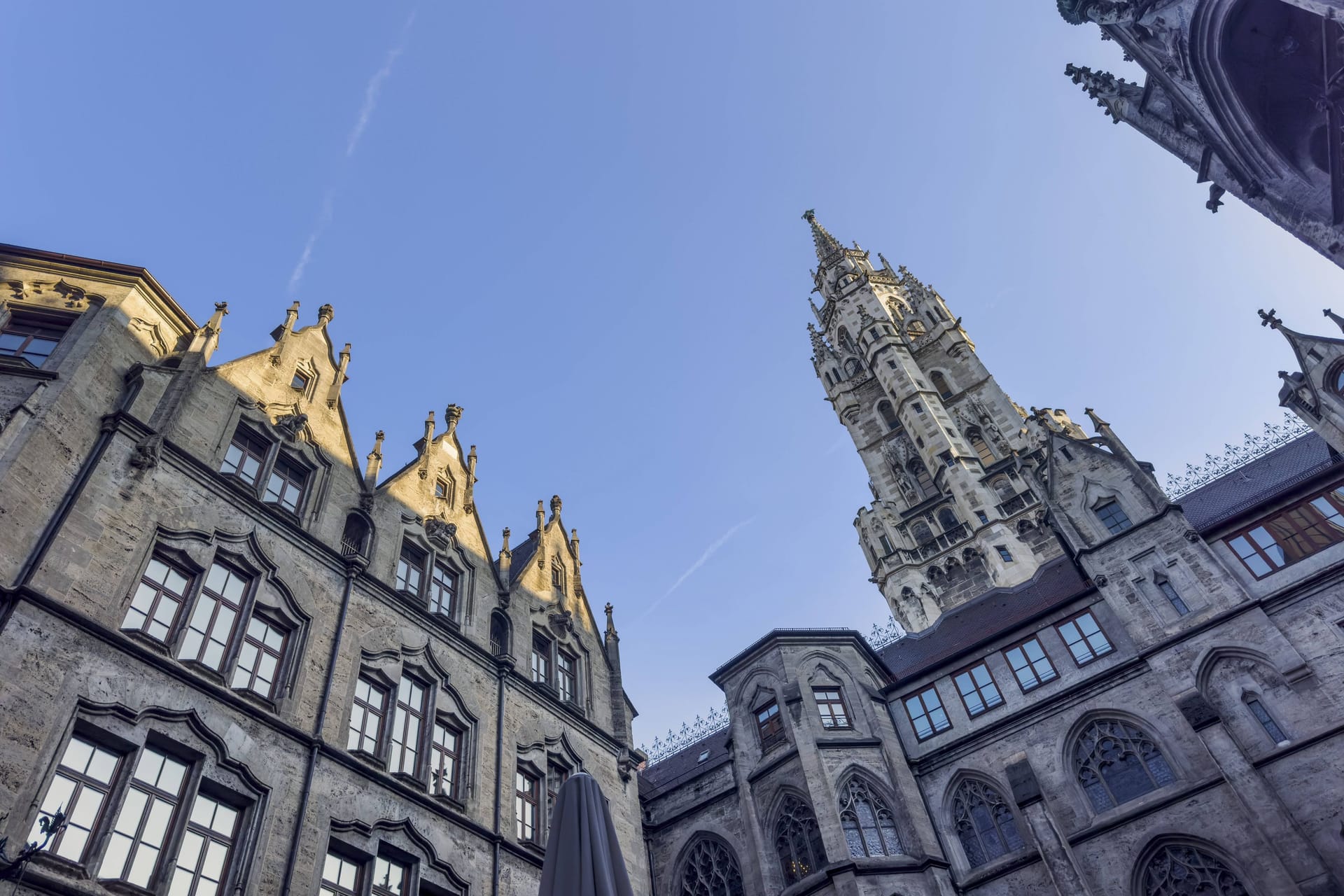 Blick auf das Münchner Rathaus (Symbolfoto): Spitze sind in der Stadt die Gehälter – aber auch die Mieten.