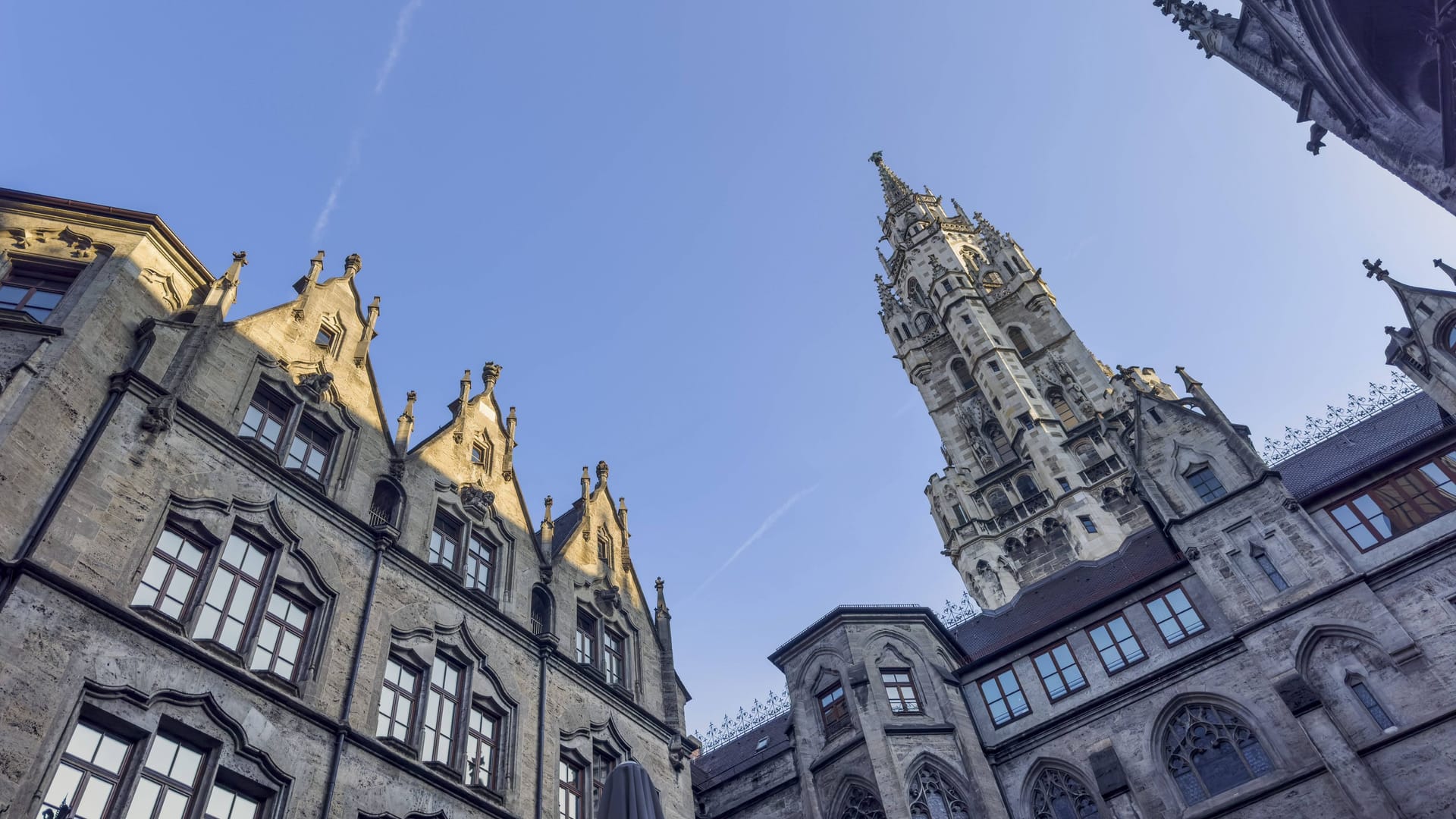 Blick auf das Münchner Rathaus (Symbolfoto): Spitze sind in der Stadt die Gehälter – aber auch die Mieten.