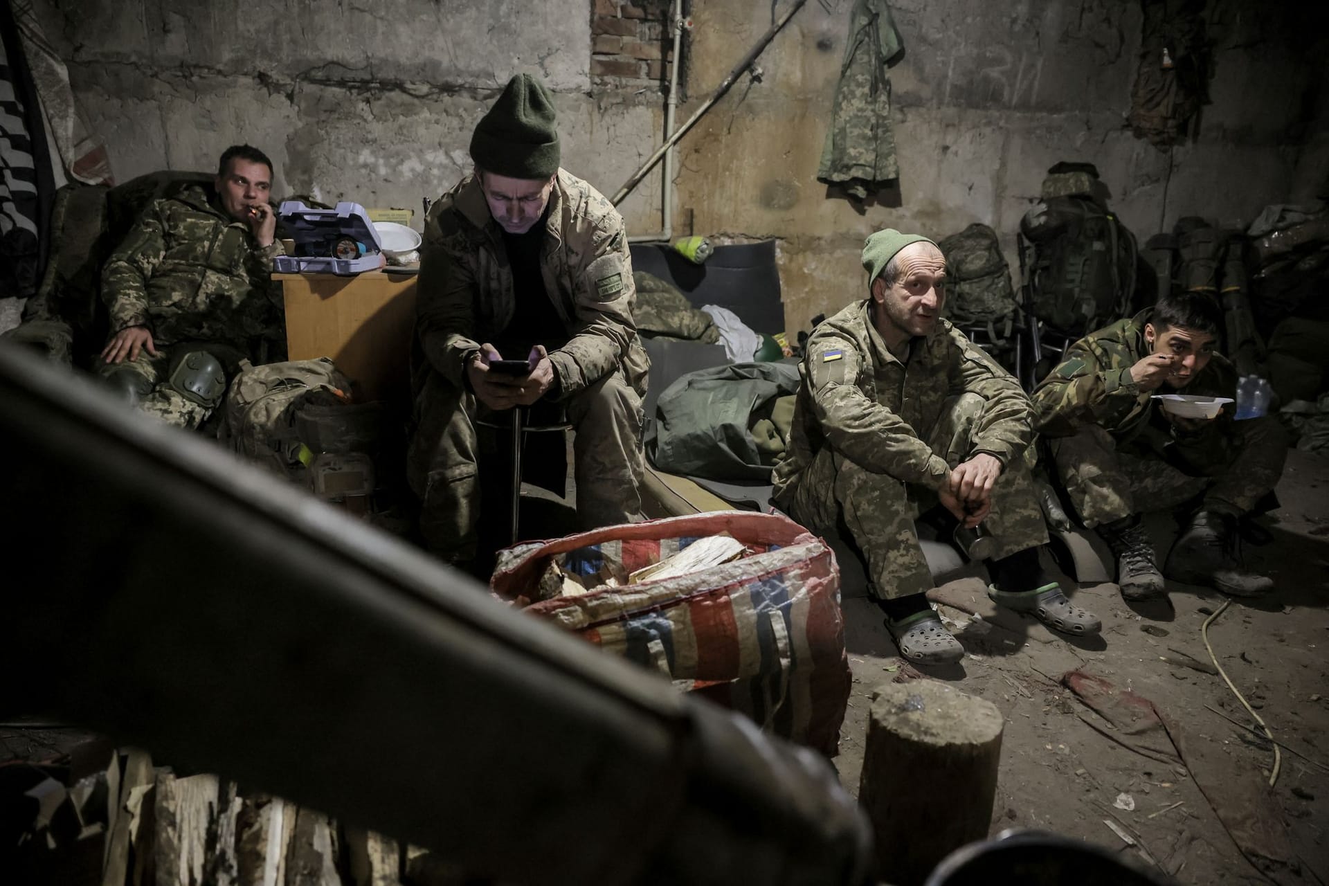 Mitglieder der 24. Mechanisierten Brigade an der Front bei Tschassiw Jar im stark umkämpften Donbass.