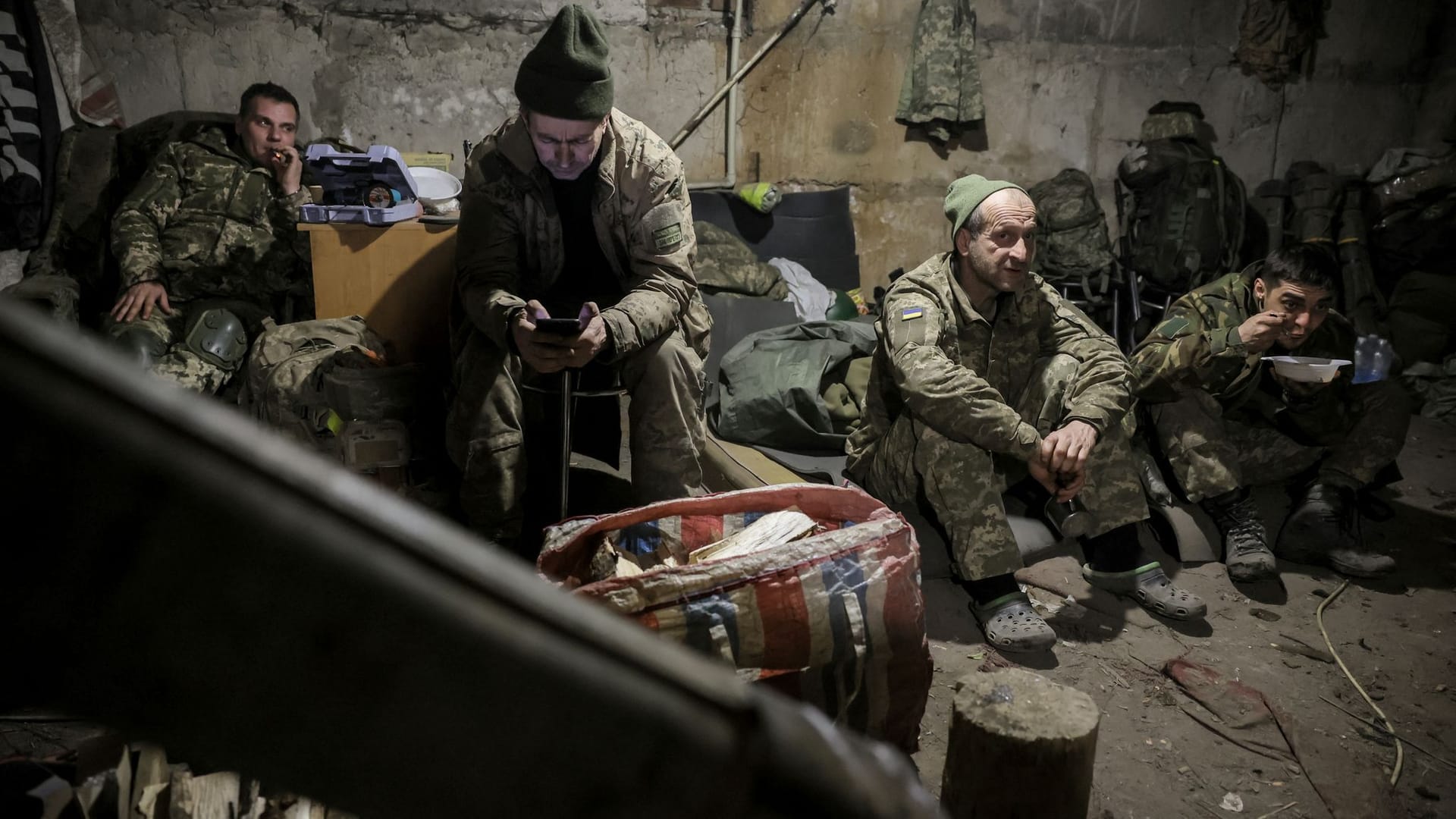 Mitglieder der 24. Mechanisierten Brigade an der Front bei Tschassiw Jar im stark umkämpften Donbass.