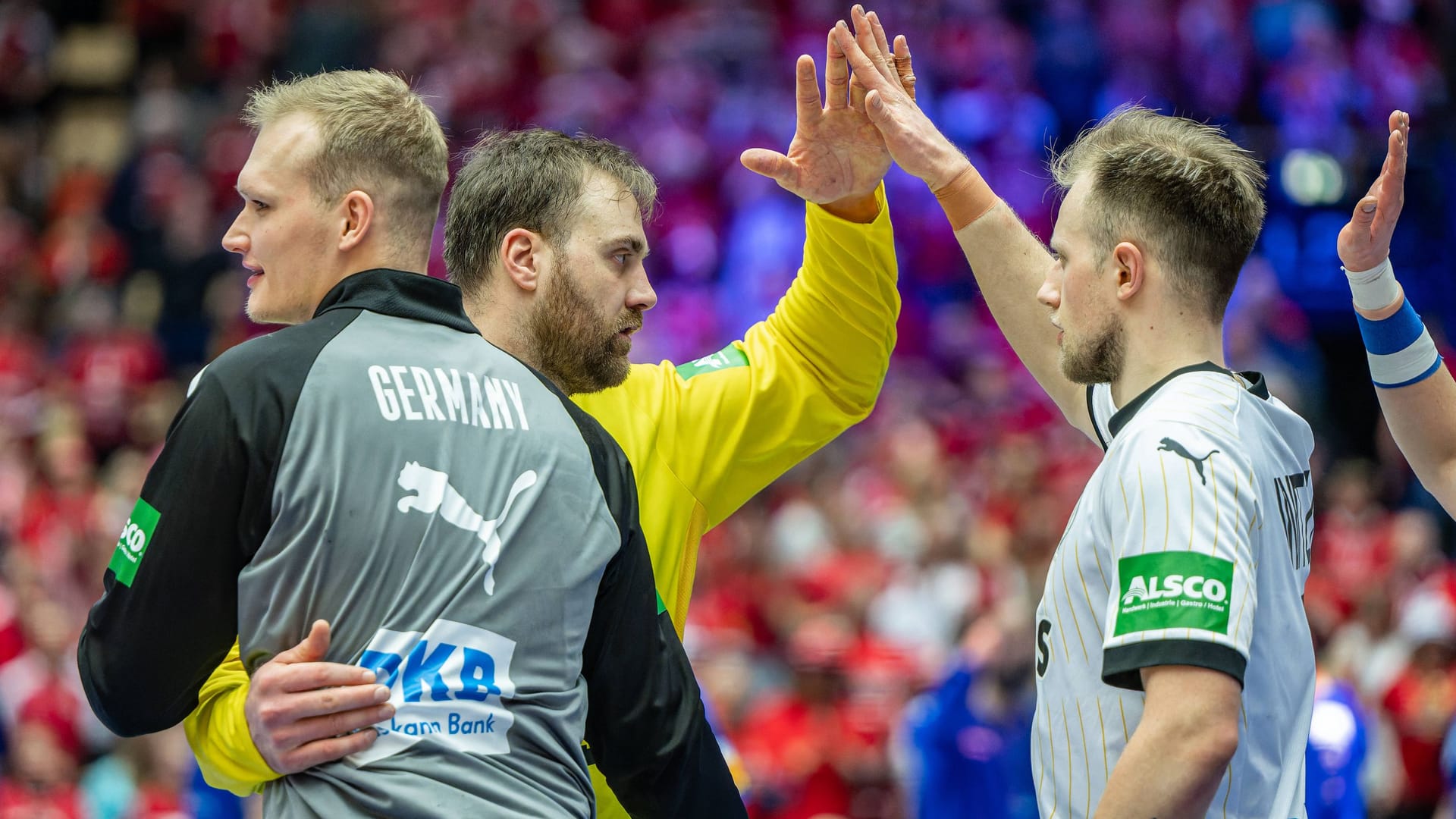 Deutschlands Handballer klatschen sich ab: Gegen Italien holten sie einen wichtigen Sieg.