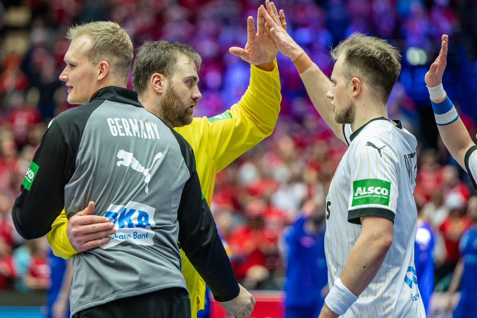 Deutschlands Handballer klatschen sich ab: Gegen Italien holten sie einen wichtigen Sieg.