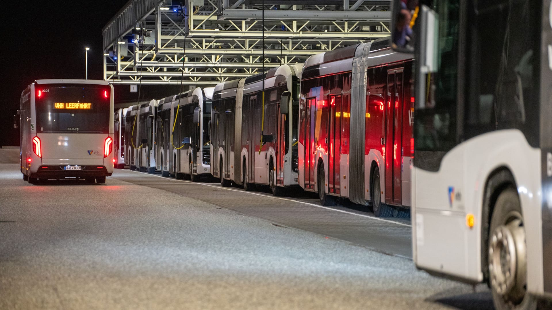 Geparkte Busse am Betriebshof Volkspark in der Nacht: Für 24 Stunden sollen sie nicht fahren.