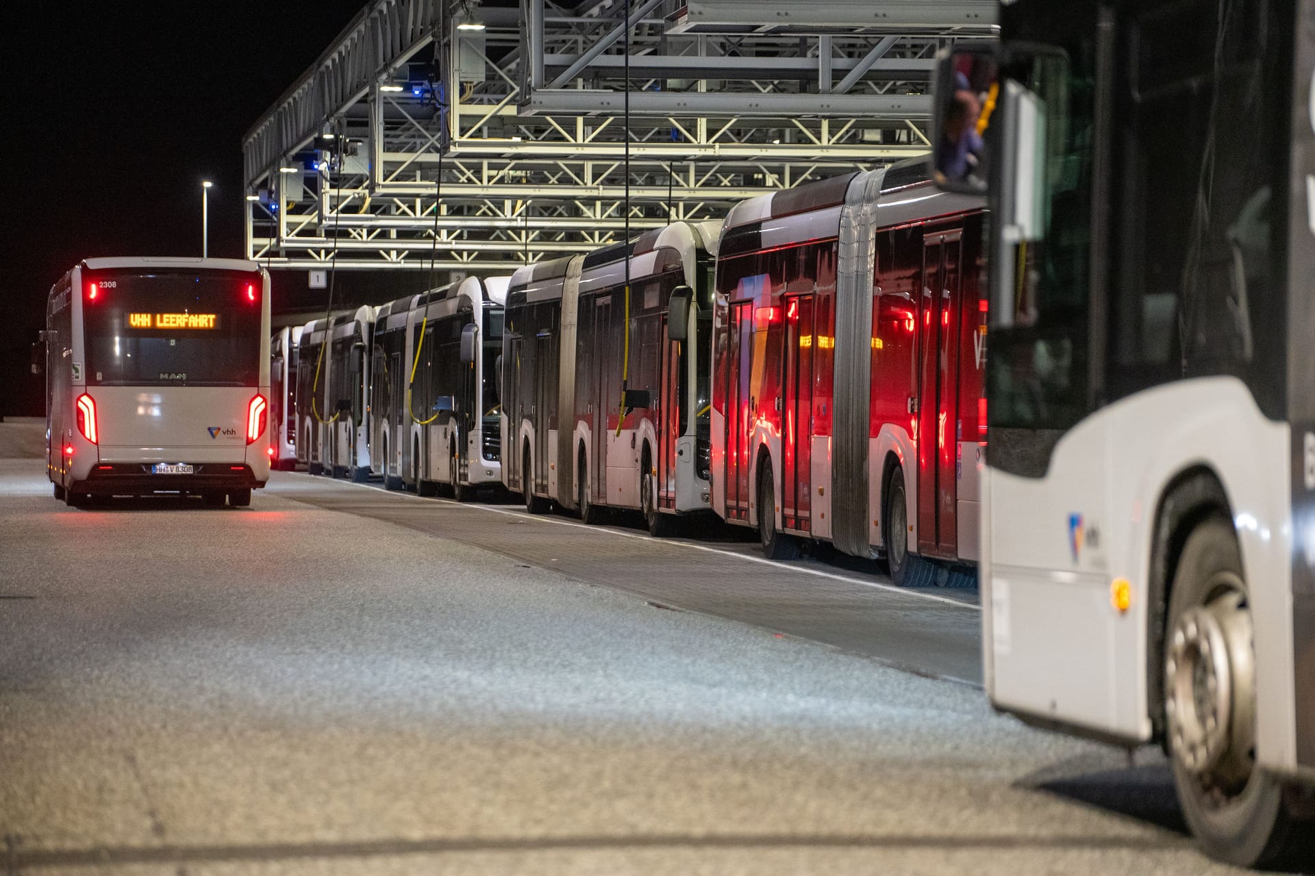 Geparkte Busse am Betriebshof Volkspark in der Nacht: Für 24 Stunden sollen sie nicht fahren.