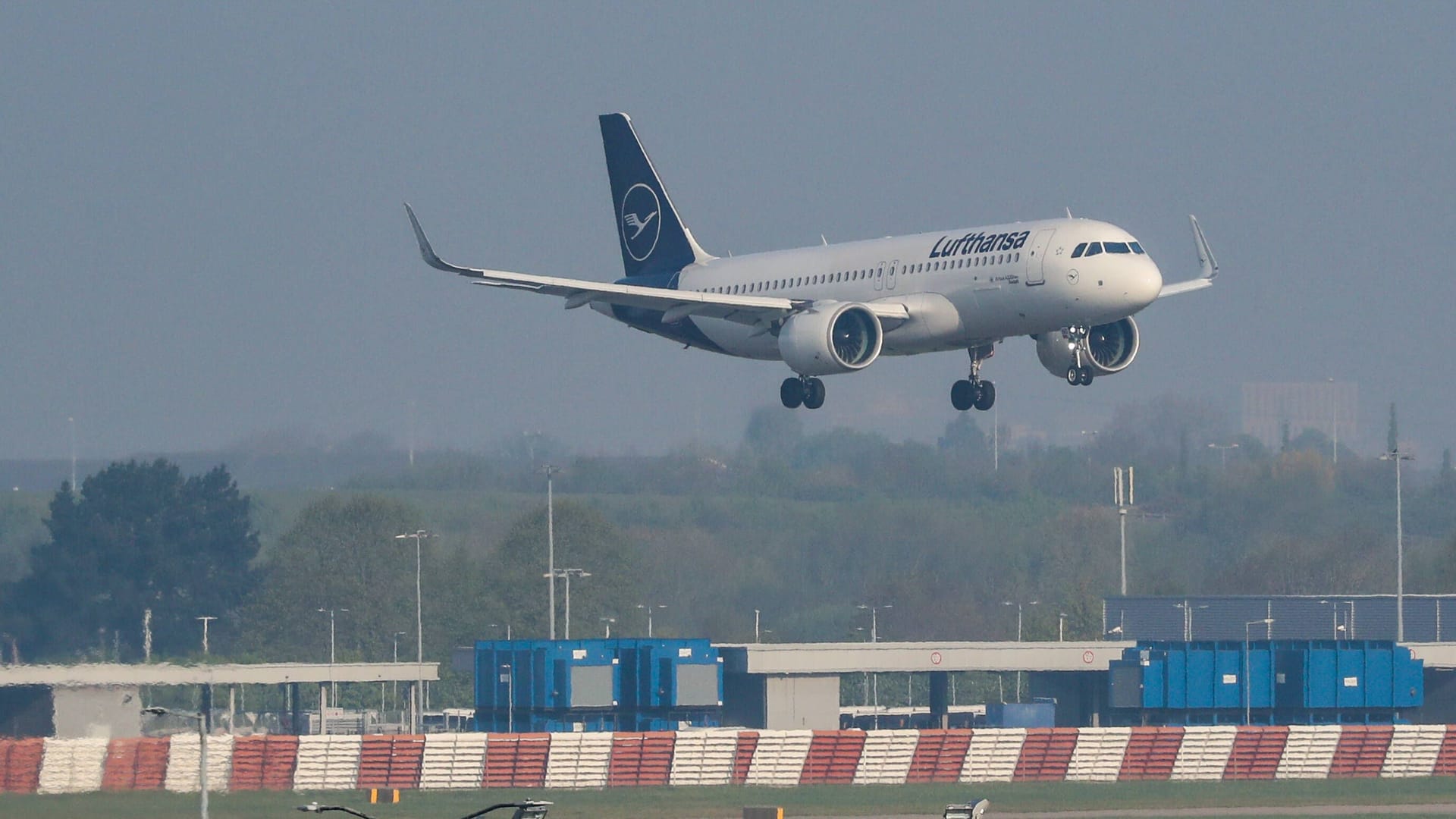 Ein Flugzeug von Lufthansa landet in London-Heathrow (Archivbild): Die Passagiere wurden vor Ort auf andere Flüge umgebucht.