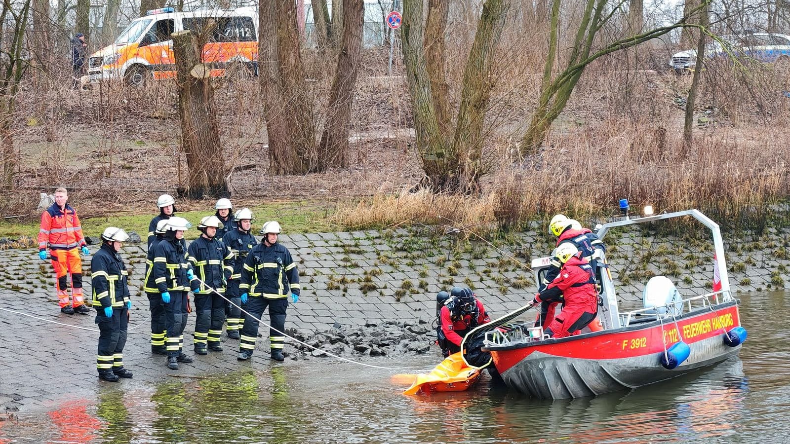 Einsatzkräfte der Feuerwehr an der Fundstelle in Hamburg-Entenwerder: Sie bargen die Leiche an einem Steg.