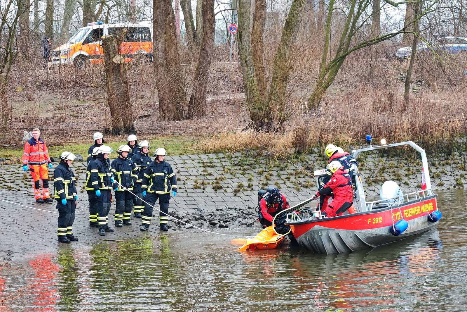 Einsatzkräfte der Feuerwehr an der Fundstelle in Hamburg-Entenwerder: Sie bargen die Leiche an einem Steg.