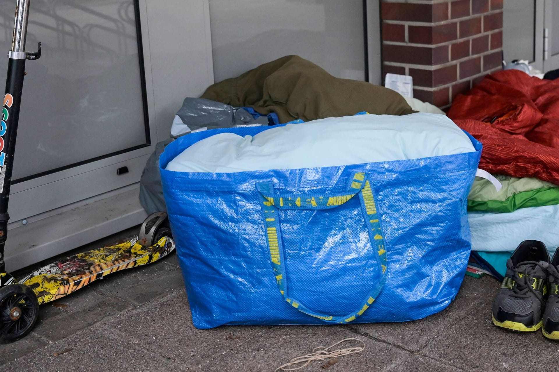 Blaue Ikea-Tasche (Symbolfoto): Menschen benutzen die Beutel für alles Mögliche, jetzt wurden Knochen in einer der Taschen gefunden.