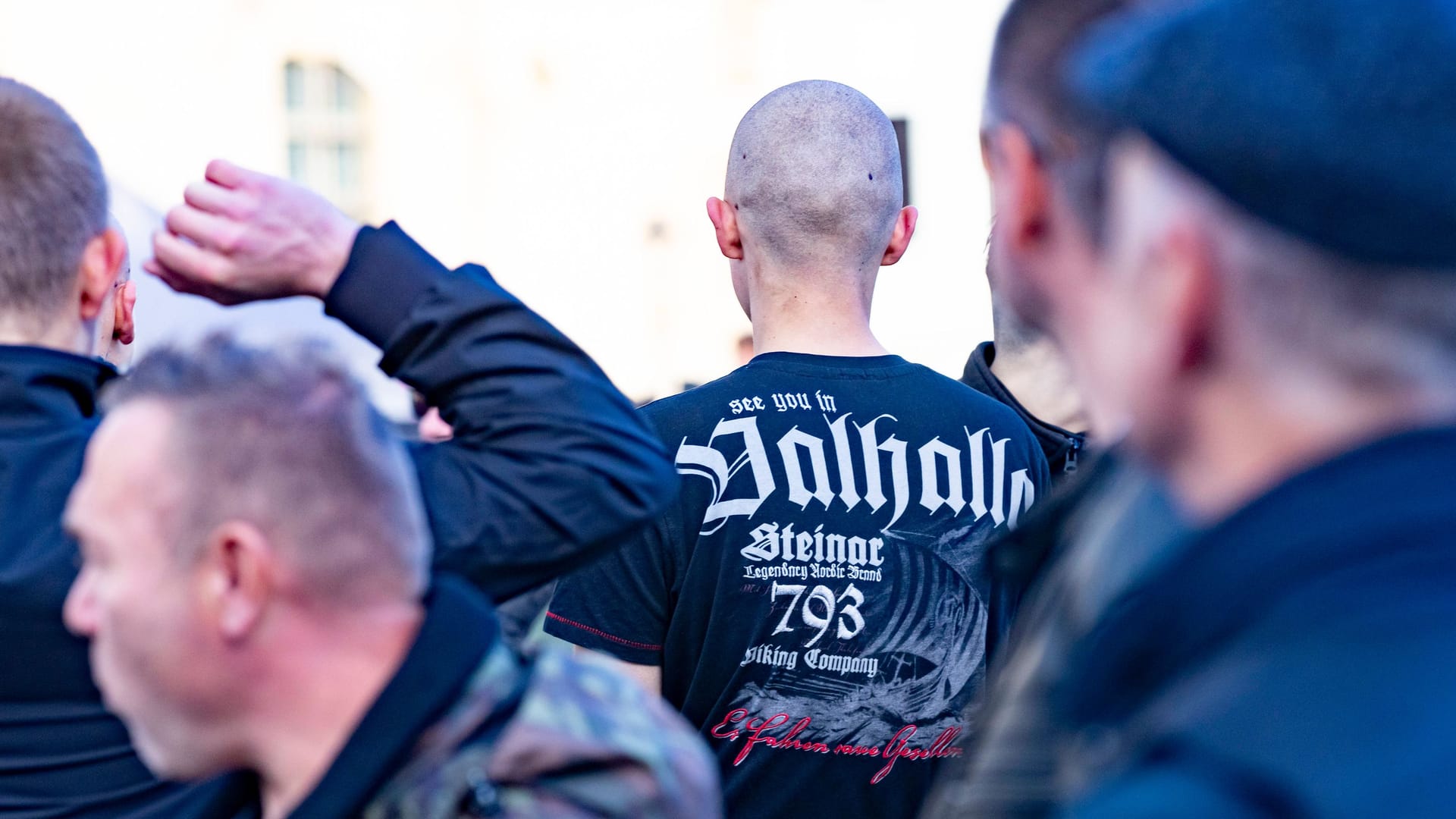 Teilnehmer einer rechtsextremen Demonstration in Dresden: Die Zahl rechter Straftaten ist im vergangenen Jahr deutlich angestiegen.