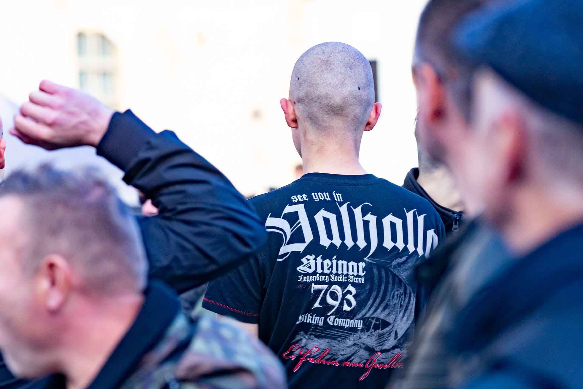 Teilnehmer einer rechtsextremen Demonstration in Dresden: Die Zahl rechter Straftaten ist im vergangenen Jahr deutlich angestiegen.