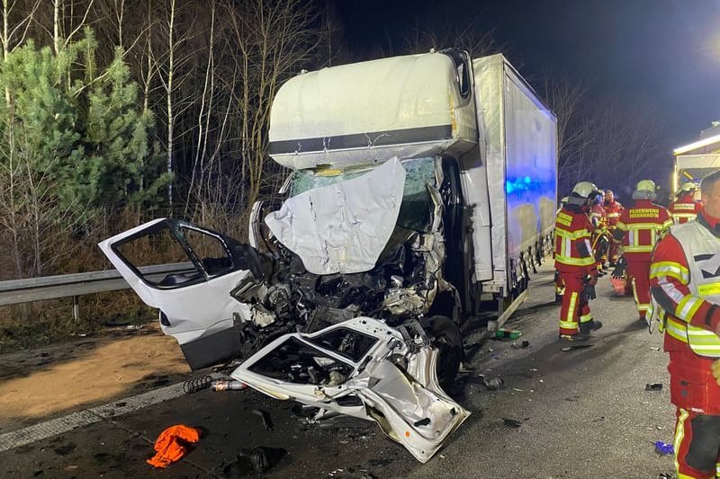 Der verunglückte Transporter auf der A7 am Mittwochabend.