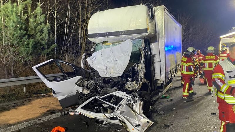 Der verunglückte Transporter auf der A7 am Mittwochabend.