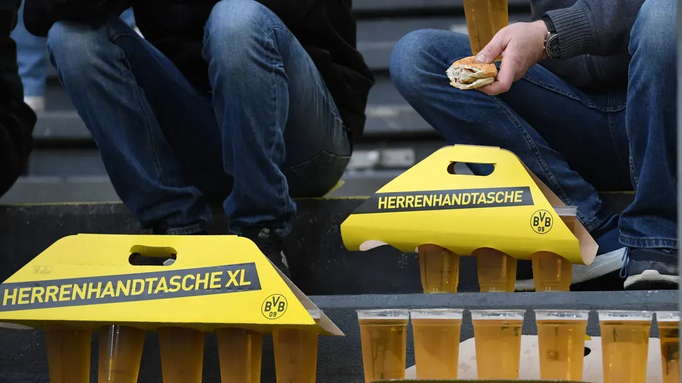 Der BVB gibt das Bier gerne als Herrenhandtasche heraus (Archivbild): Trinken und Essen im Stadion wird nun teuer.