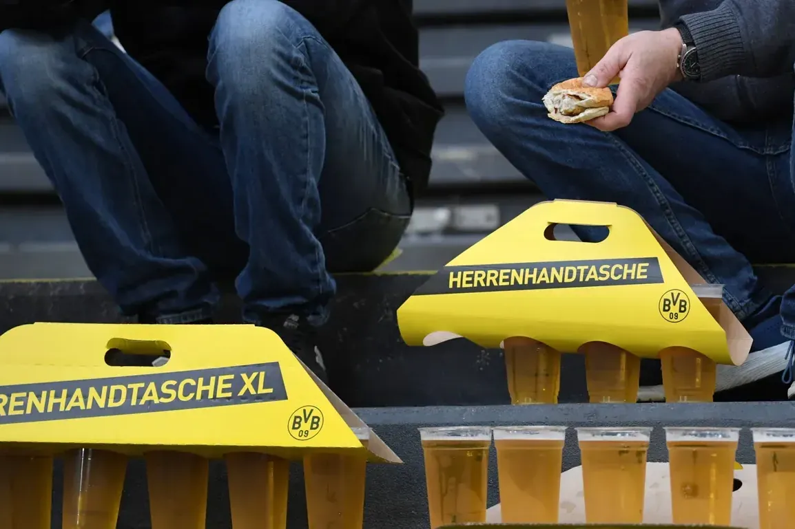 Der BVB gibt das Bier gerne als Herrenhandtasche heraus (Archivbild): Trinken und Essen im Stadion wird nun teuer.