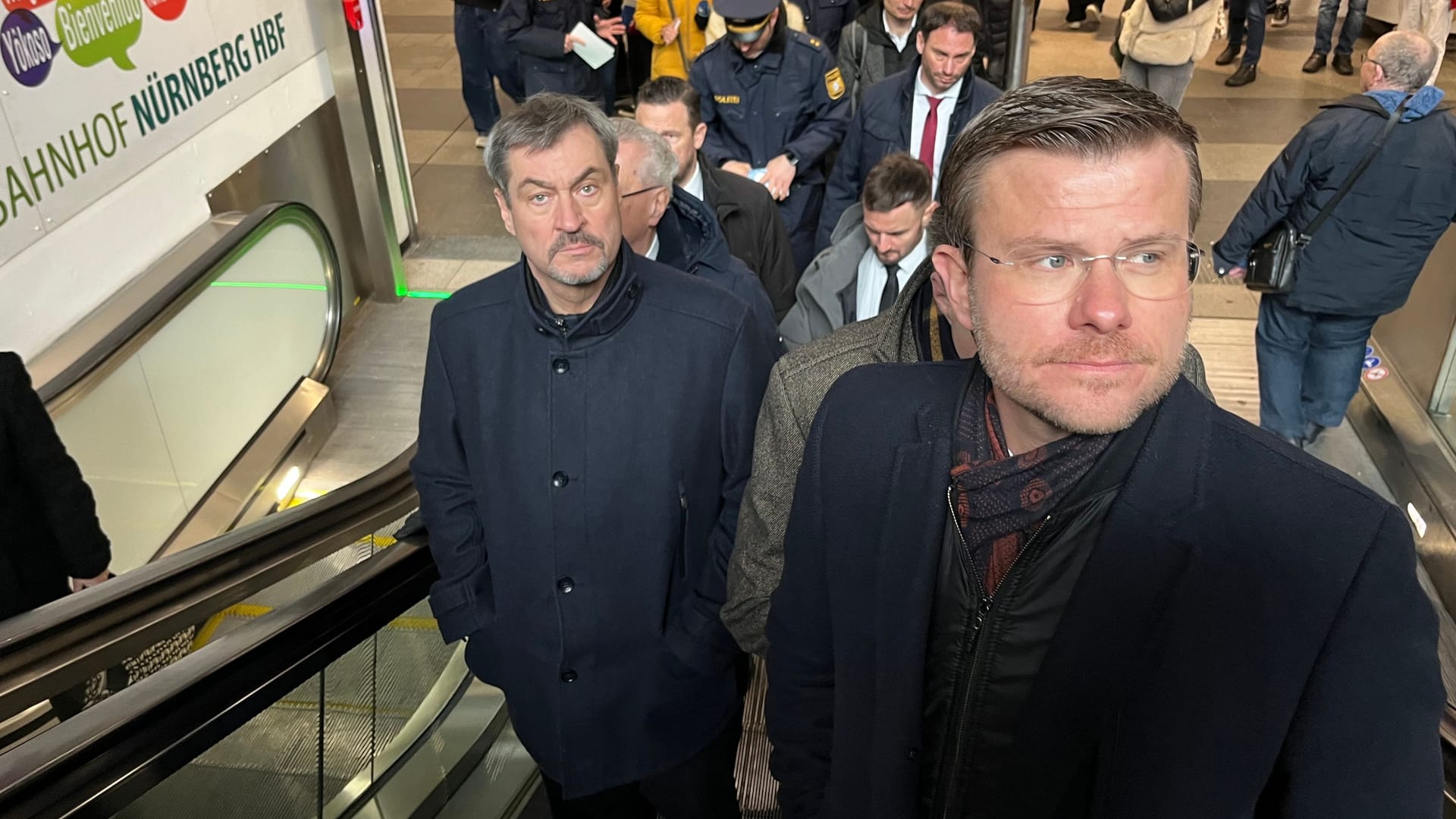 Nürnbergs Oberbürgermeister Marcus König (r.) und Ministerpräsident Markus Söder (l.) beim Rundgang durch den Hauptbahnhof.