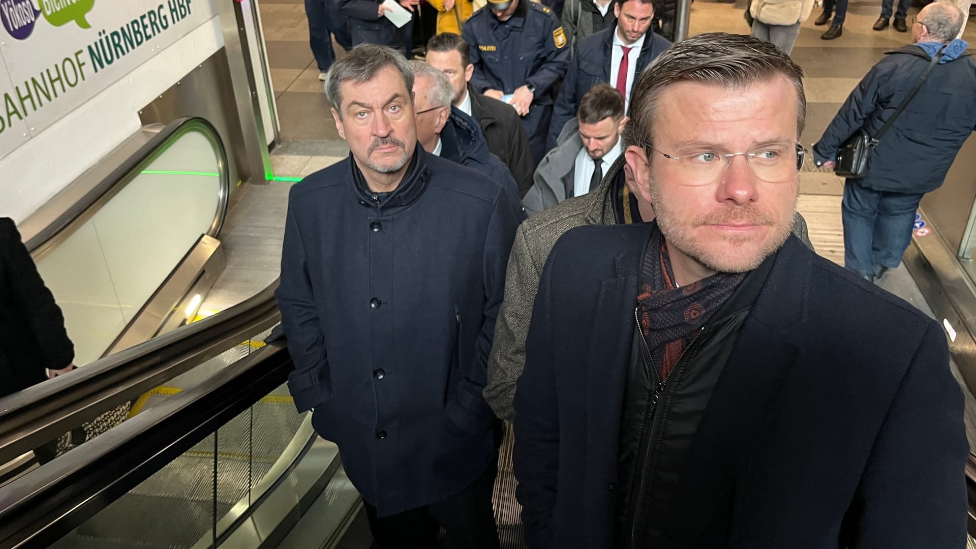 Nürnbergs Oberbürgermeister Marcus König (r.) und Ministerpräsident Markus Söder (l.) beim Rundgang durch den Hauptbahnhof.