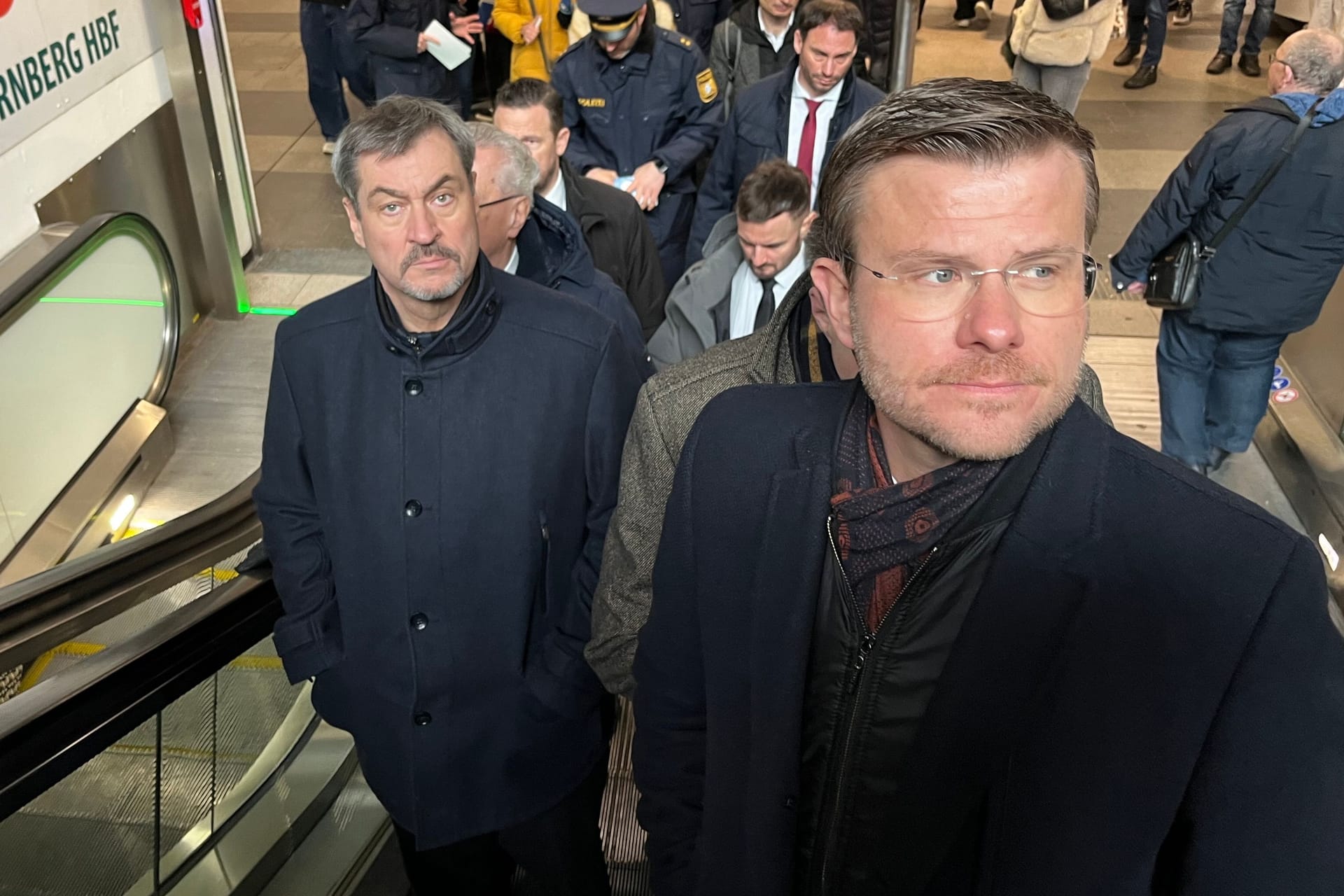 Nürnbergs Oberbürgermeister Marcus König (r.) und Ministerpräsident Markus Söder (l.) beim Rundgang durch den Hauptbahnhof.