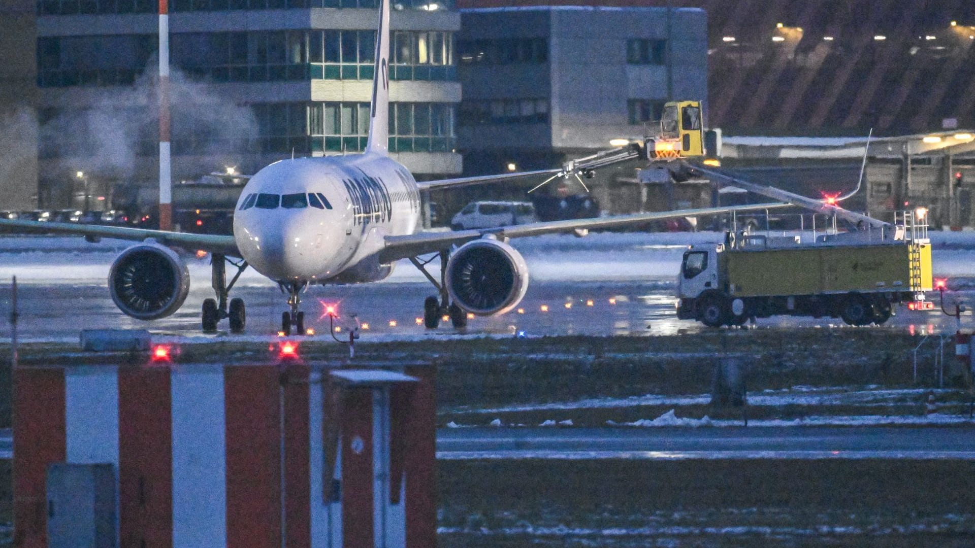 Ein Passagierflugzeug wird am frühen Morgen am Flughafen Stuttgart vom Eis befreit (Archivbild): In der Stadt hat die Glätte für Chaos gesorgt.