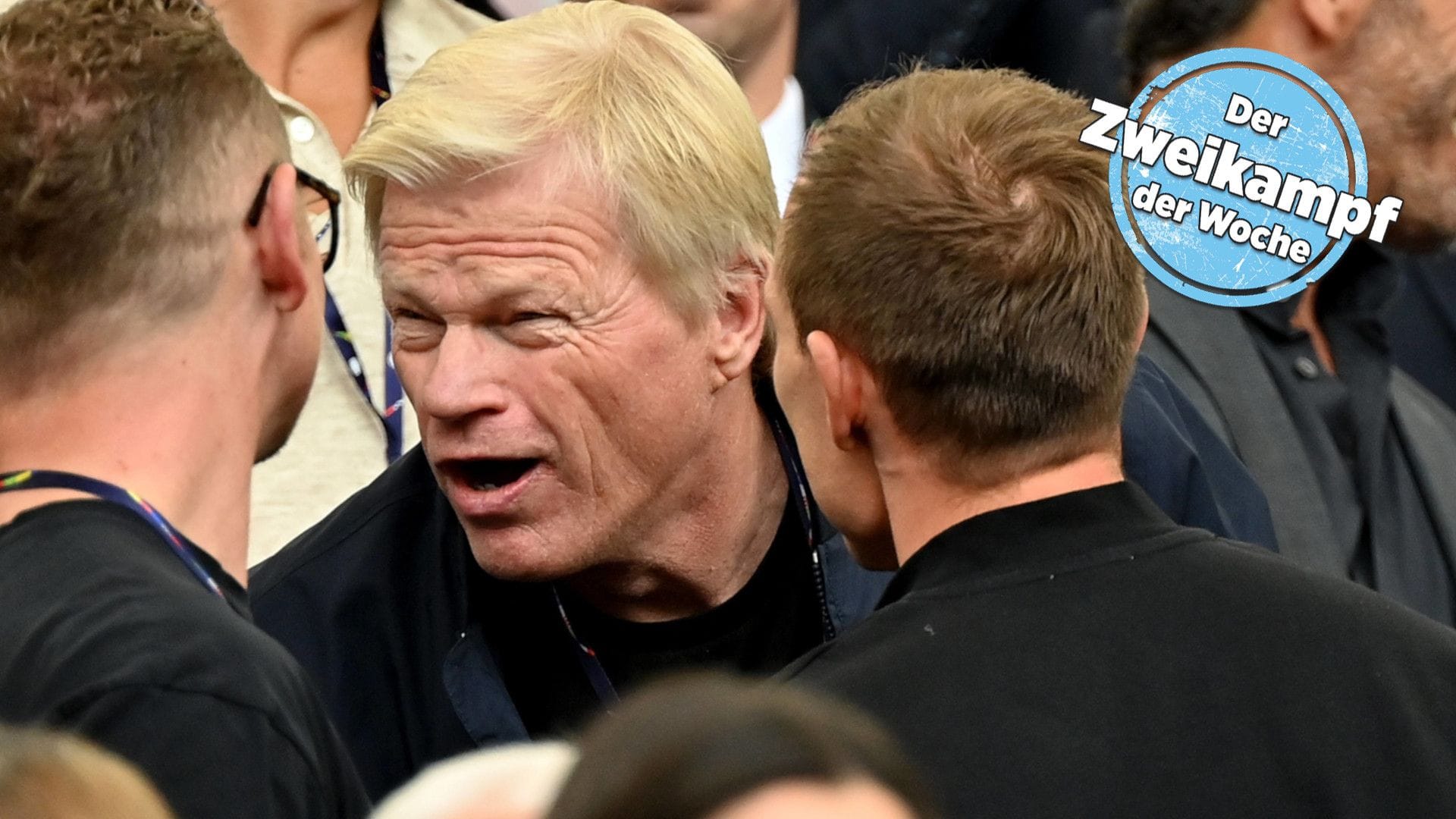 Oliver Kahn bei einer angeregten Diskussion auf der Tribüne während der EM 2024. Der 55-Jährige hatte im Mai 2023 seinen Posten als Vorstandschef beim FC Bayern räumen müssen - direkt nach der elften Münchener Meisterschaft in Serie.