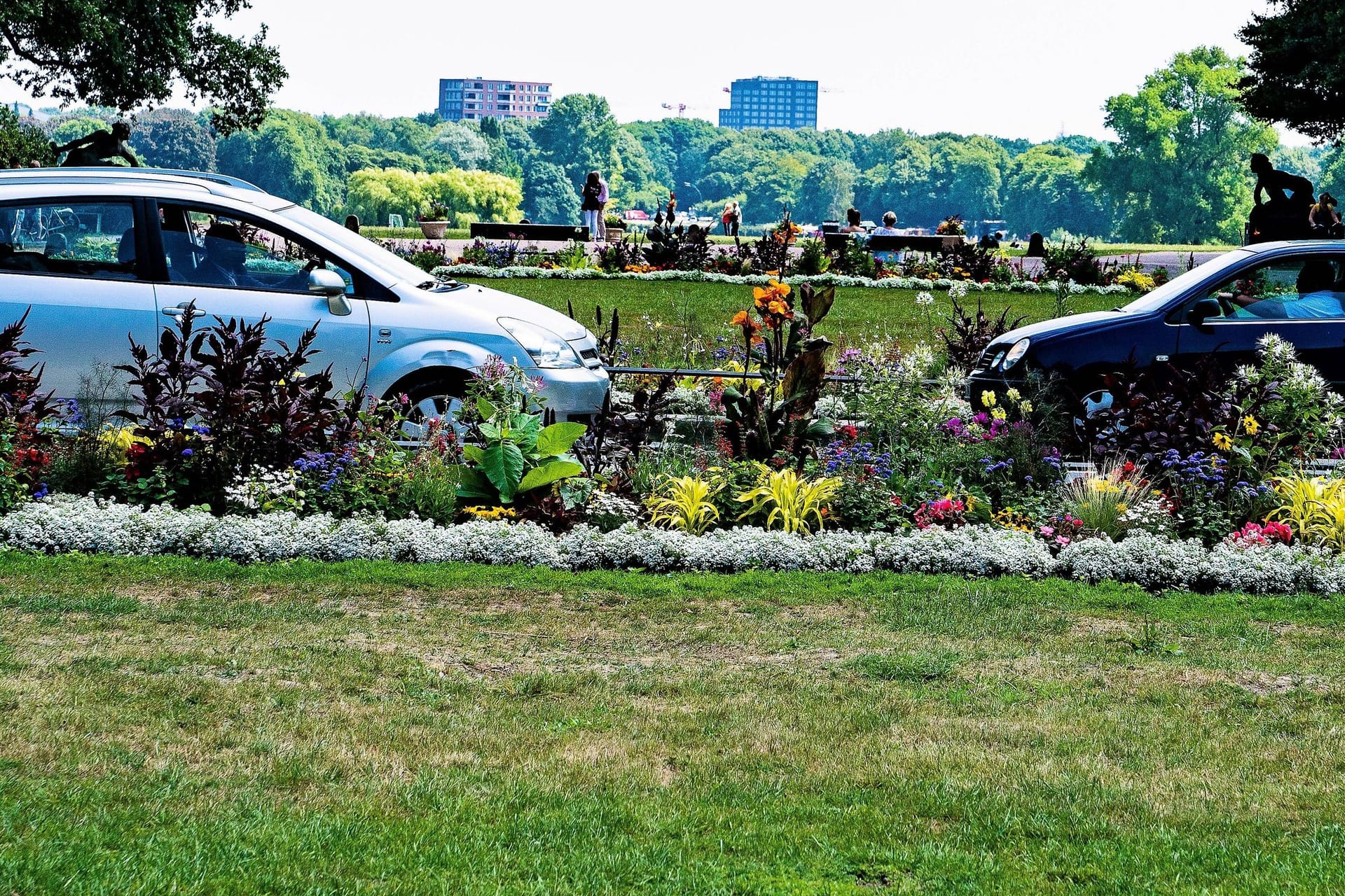 Straßenverkehr im satten Grün (Archivbild): Die Otto-Wels-Straße verläuft mitten durch den Hamburger Stadtpark.