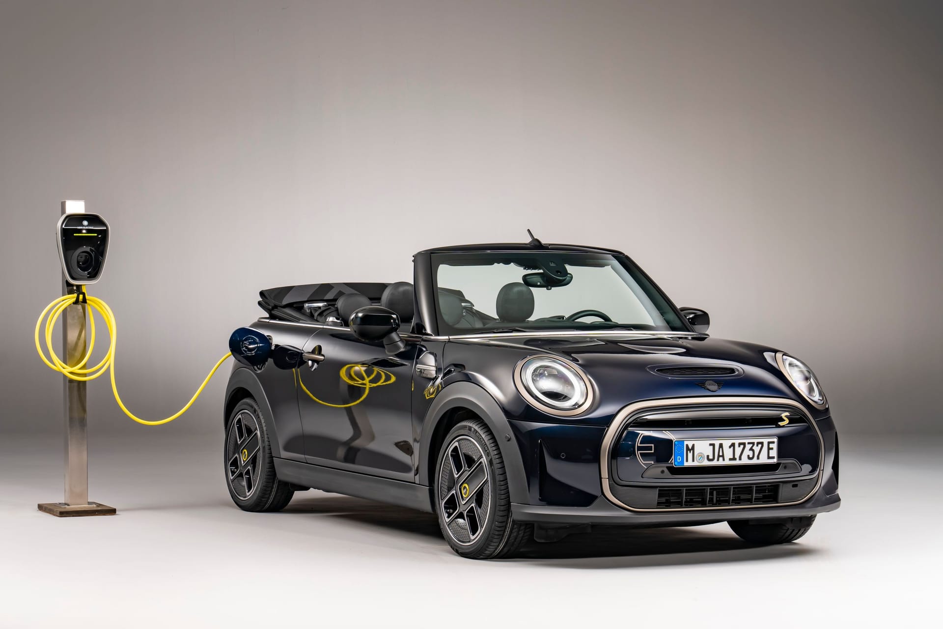 Letzte Ausfahrt: Das Mini-E-Cabriolet verschwindet, bevor es richtig angekommen ist.