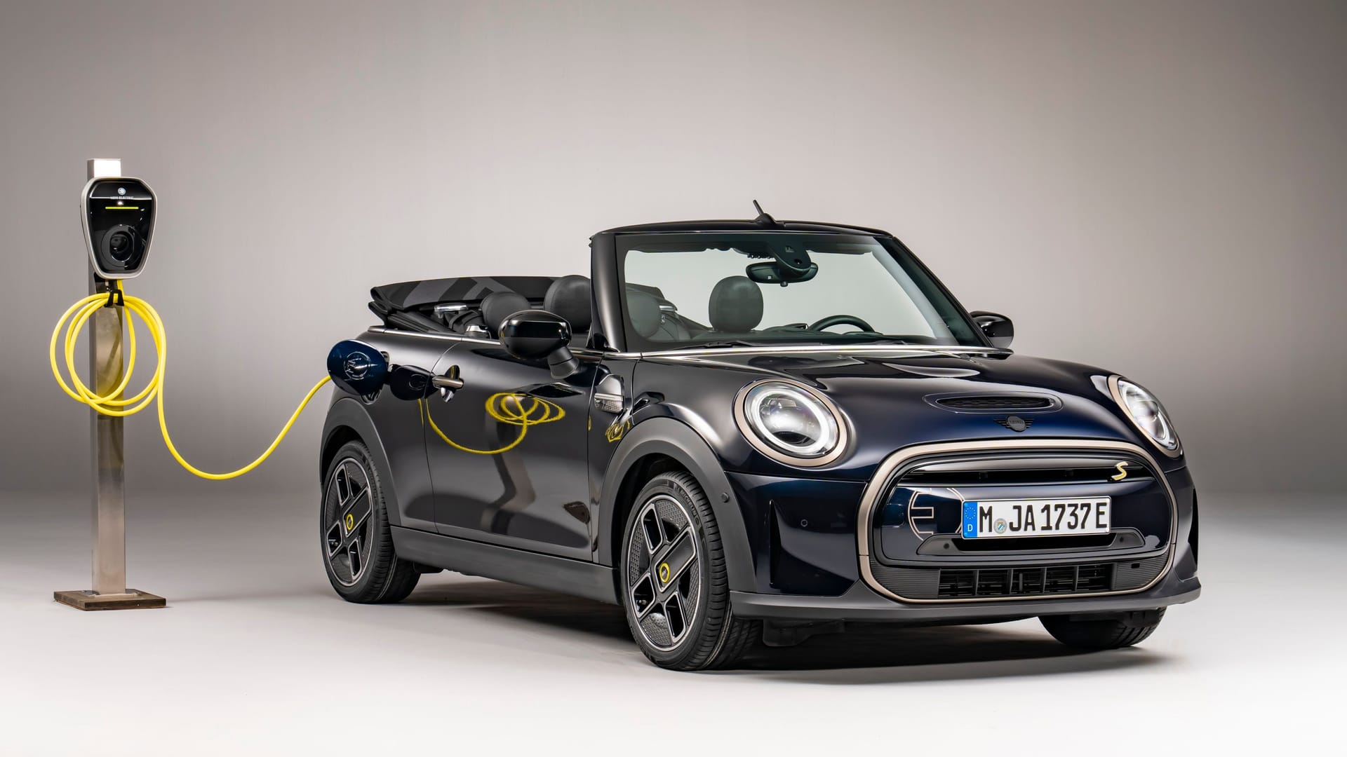 Letzte Ausfahrt: Das Mini-E-Cabriolet verschwindet, bevor es richtig angekommen ist.