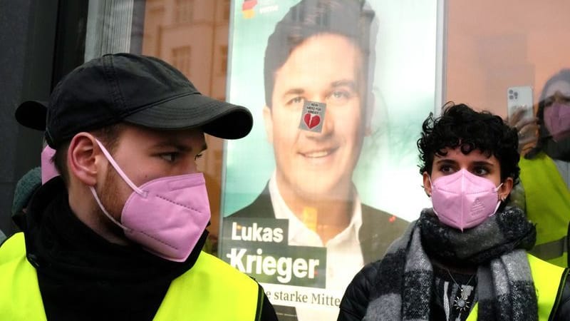 Demonstranten stehen vor und in einem Bürgerbüro der CDU. Aktivistinnen und Aktivisten sind in ein Büro des CDU-Kreisverbands Charlottenburg-Wilmersdorf eingedrungen. Die Aktion sei eine Reaktion auf die gemeinsame Abstimmung von Union und AfD für eine schärfere Migrationspolitik, wie das Bündnis «Widersetzen» mitteilte. (zu dpa: «Aktivisten dringen in CDU-Büro in Berlin-Wilmersdorf ein»)