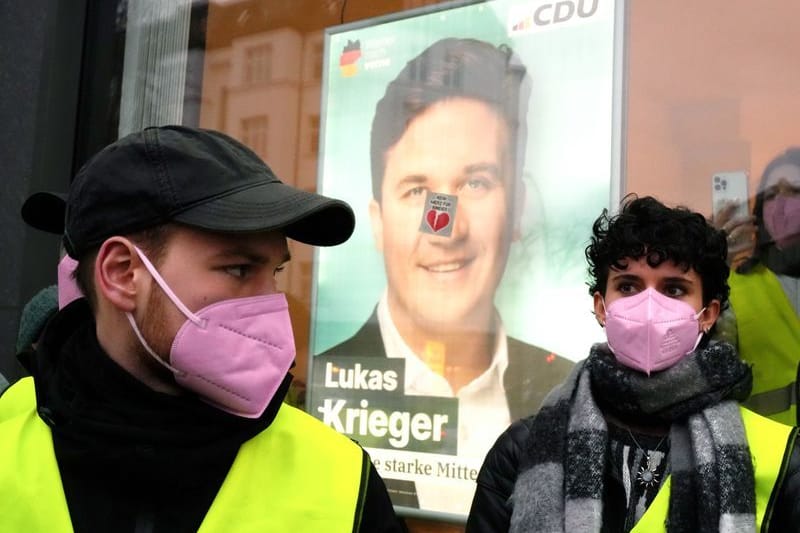 Demonstranten stehen vor und in einem Bürgerbüro der CDU. Aktivistinnen und Aktivisten sind in ein Büro des CDU-Kreisverbands Charlottenburg-Wilmersdorf eingedrungen. Die Aktion sei eine Reaktion auf die gemeinsame Abstimmung von Union und AfD für eine schärfere Migrationspolitik, wie das Bündnis «Widersetzen» mitteilte. (zu dpa: «Aktivisten dringen in CDU-Büro in Berlin-Wilmersdorf ein»)