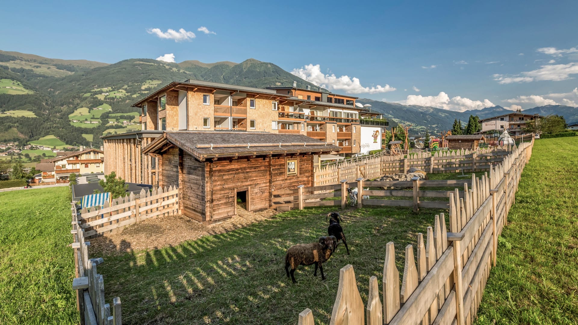 Im Hotel "Mia Alpina. Zillertal Family Retreat" gibt es einen Streichelzoo.