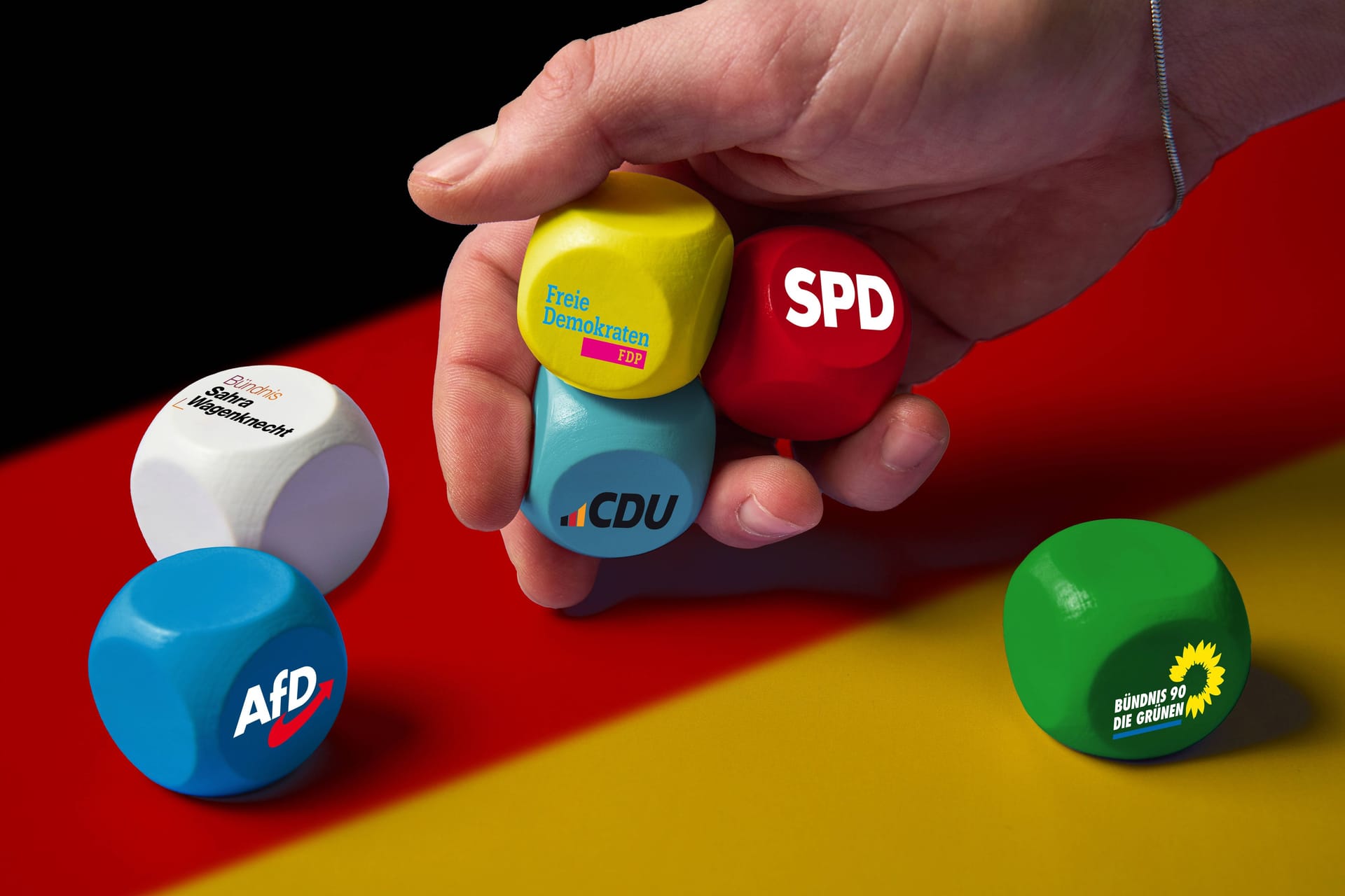 imago images 0787196152Bavaria, Germany - December 20, 2024: Symbolic image for the 2025 federal election: cube with the logos of the CDU, SPD, Bündnis 90/Die Grünen, FDP, AfD and Bündnis Sahra Wagenknecht parties in front of the German flag. The image stands for political diversity, the choice of citizens and the future of government formation in Germany. PHOTOMONTAGE